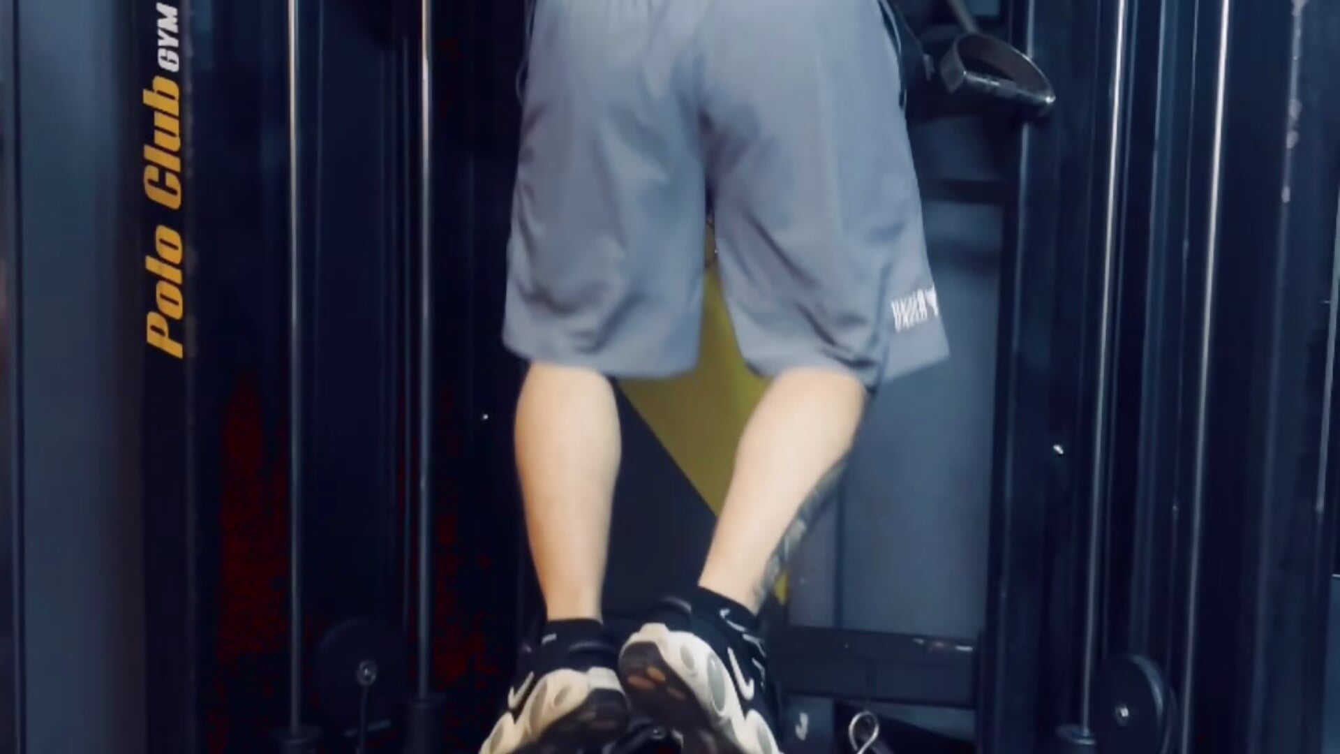 Training to get strong and smell good 🦁 - Ades_Lowe主播的视频