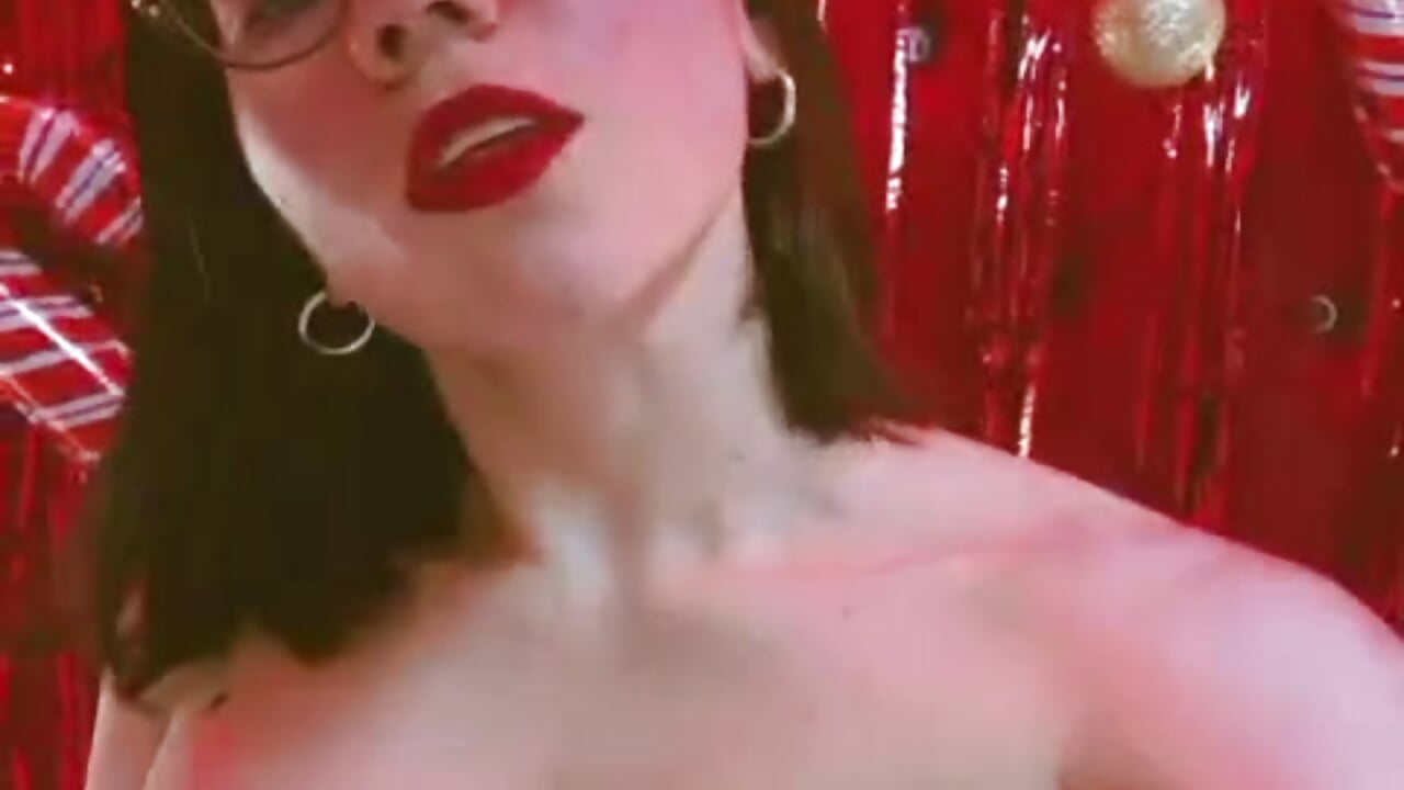 This Christmas, red does not decorate... it rules..🔴 It is the color of my power, of the temptation - Sharon_nyx 캠 모델의 동영상