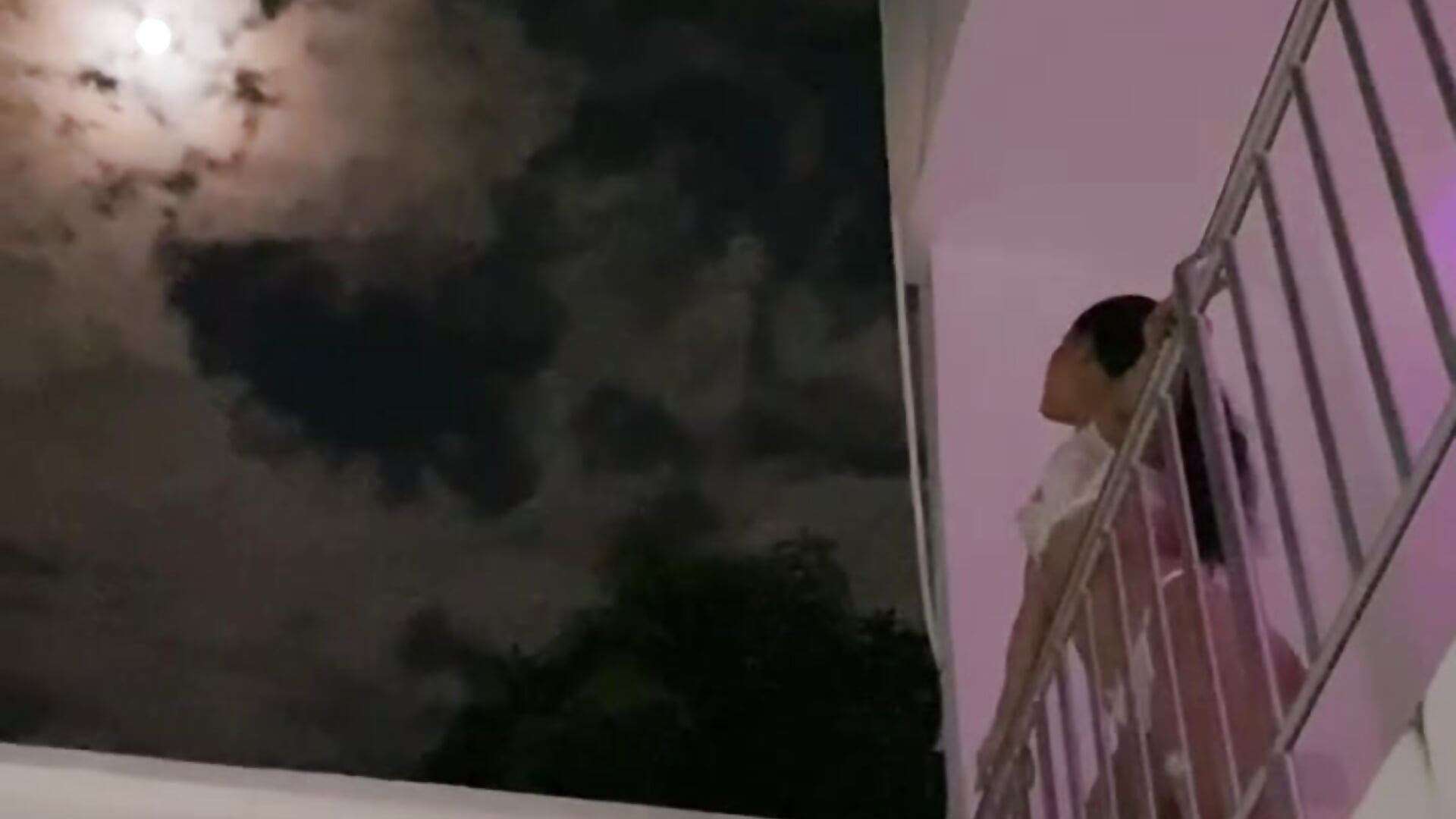 los vecinos me vieron  🧐 - video di emily_yeon modella di cam