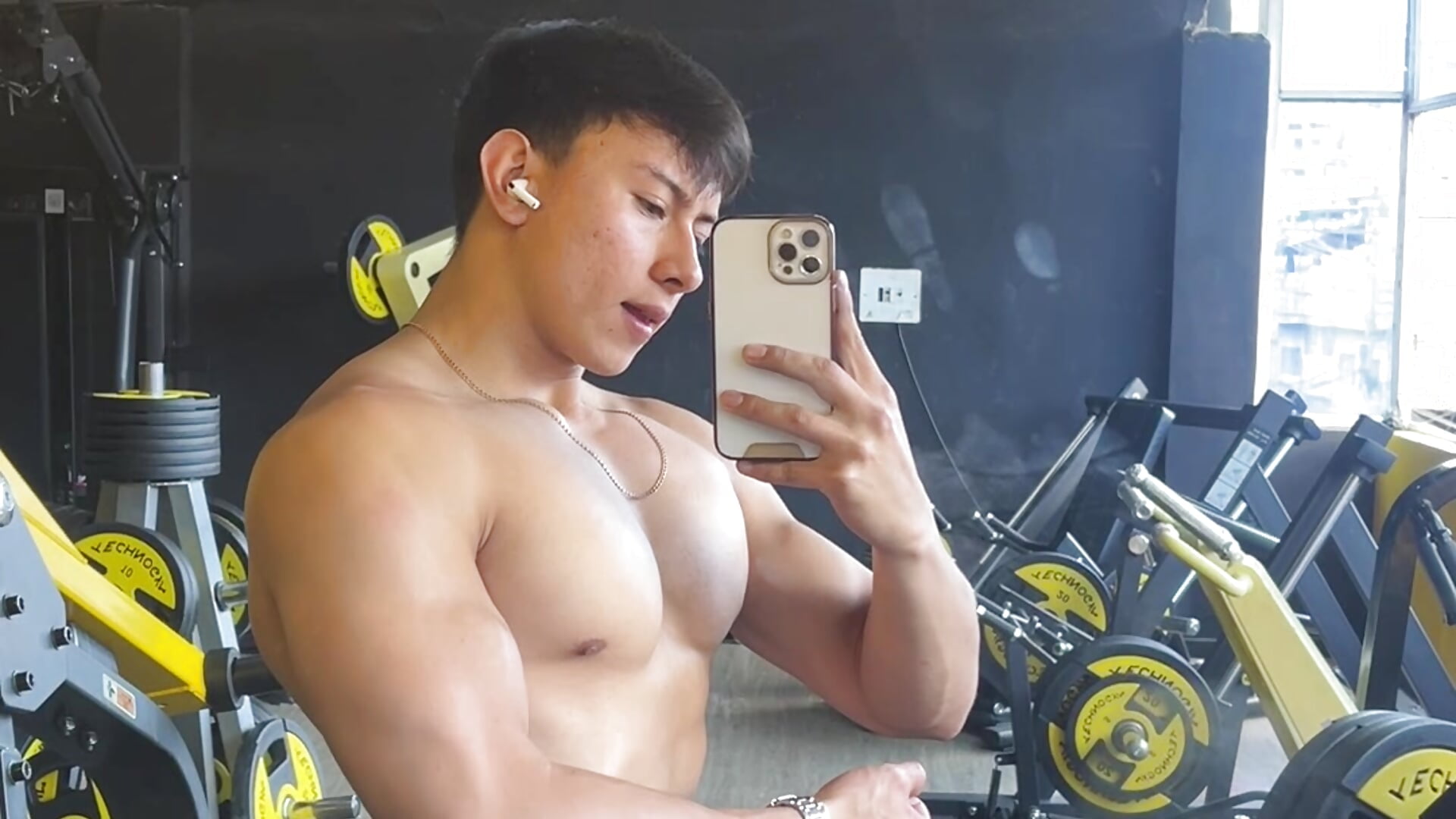 Chest Day 🔥 - DeusbelliS adlı kamera modelinin videosu