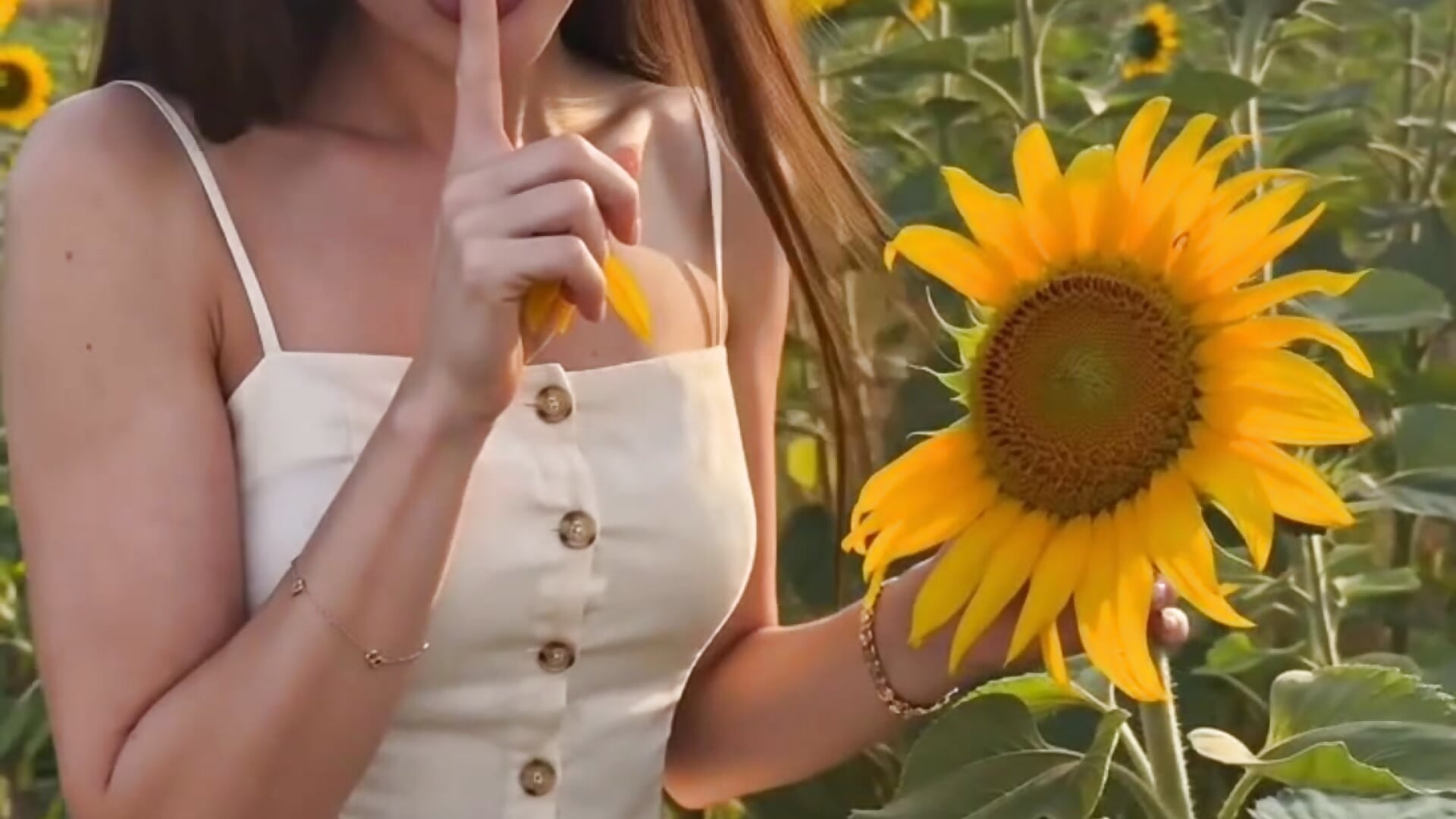 Summer vibes with your Goddess💋✨ - vídeo de la modelo de cam SofiaBimboss