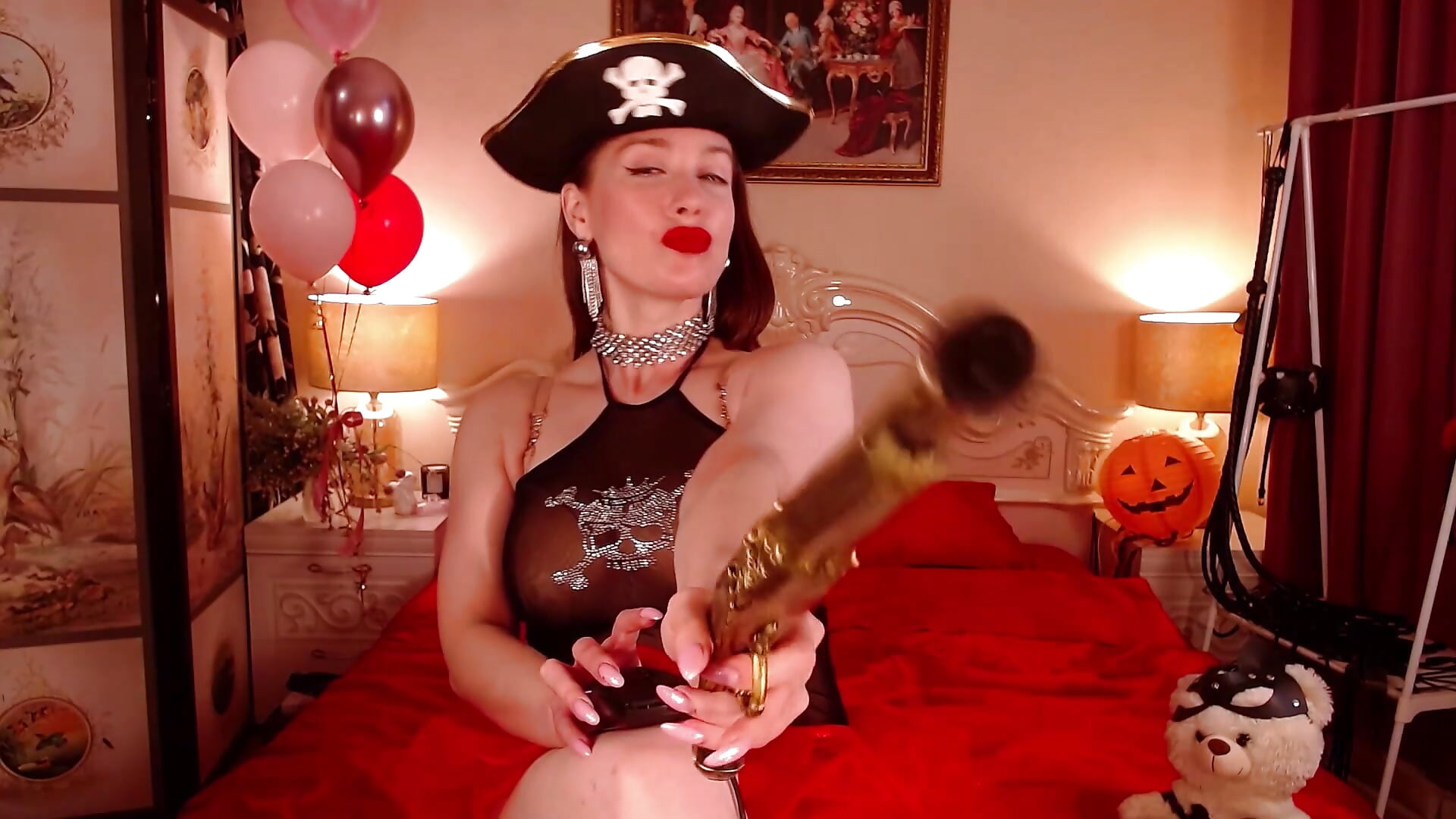 🏴‍☠️ Pirate here… 😈💋 Who are YOU this Halloween? 🎃👑 - βίντεο χρήστη SofiaBimboss