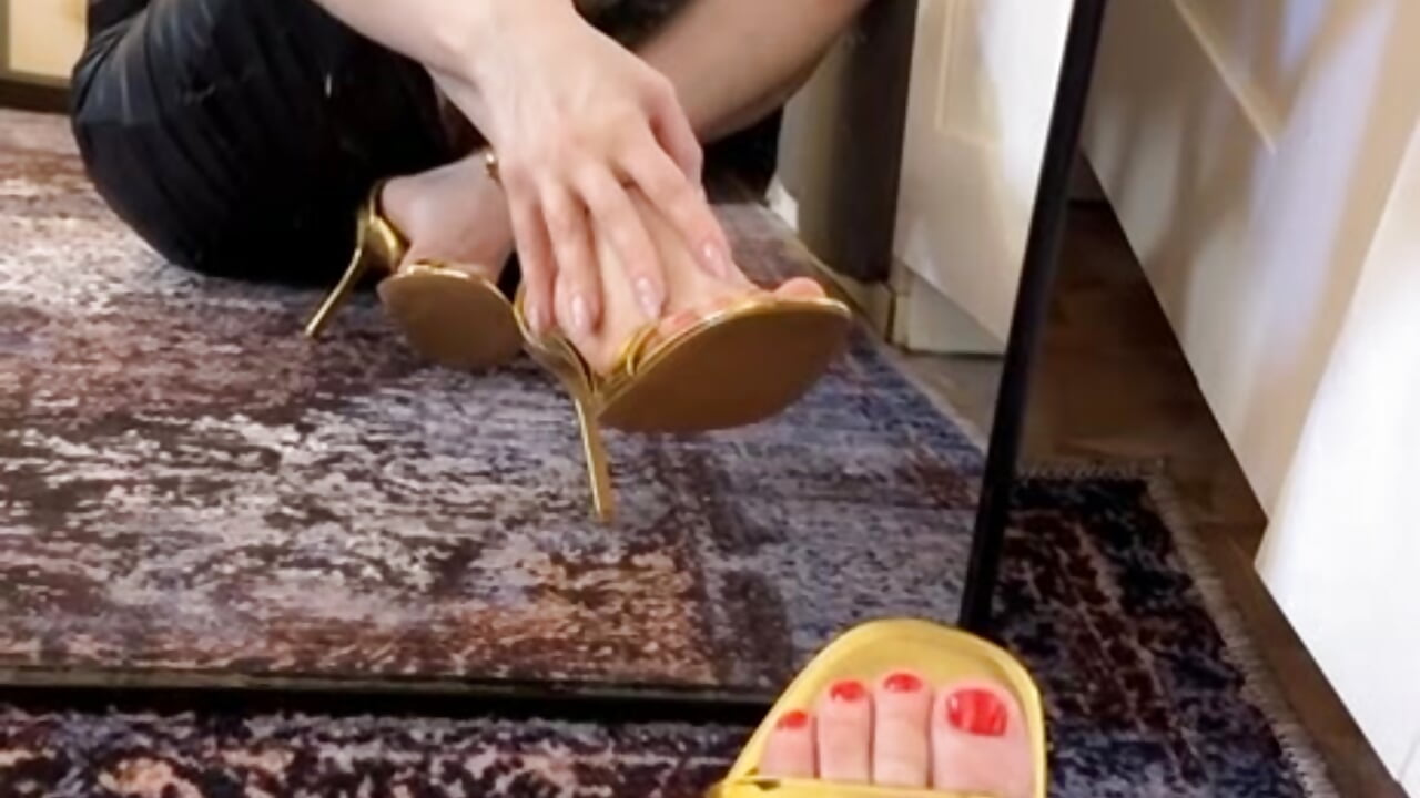 You dream of being at my feet .Drooling from sound of a heel👑😘💋✨ - วิดีโอโดย SofiaBimboss โมเดลแคม