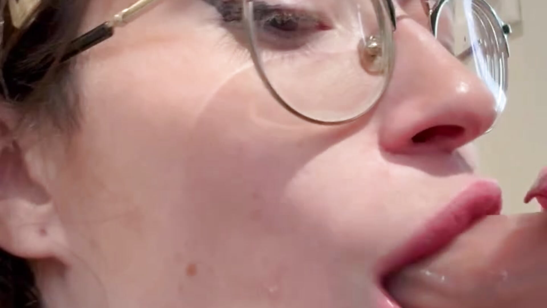 Doing a deepthroat with 9 icnh dildo - vidéo du modèle de showcams Kelly_Berry__