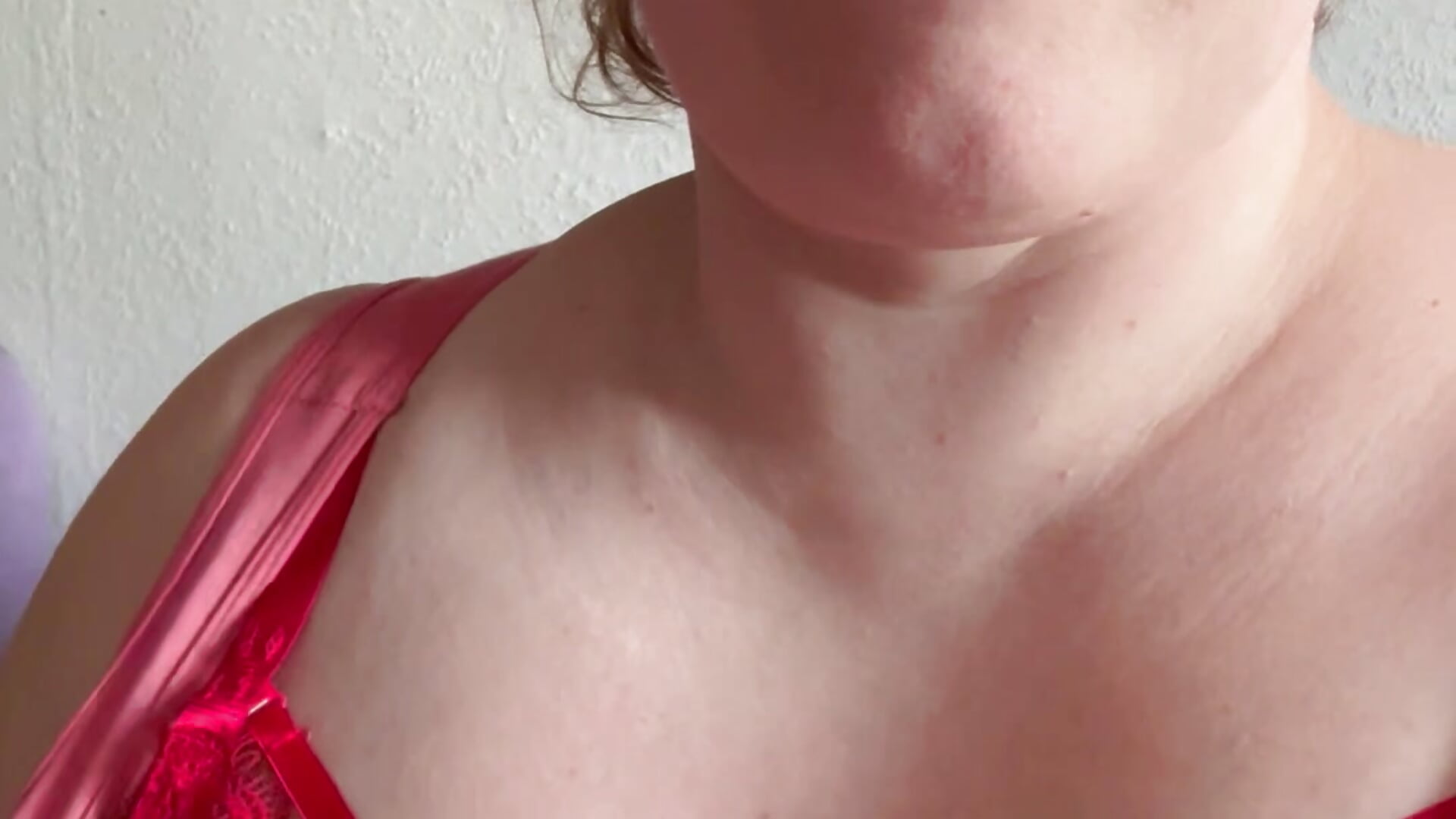 „Ein sinnlicher Moment, in dem rote Spitze und zarte Haut zu einem Feuerwerk der Begierde verschmelz - Vídeo de Marie-LouisMLB, modelo de vídeos