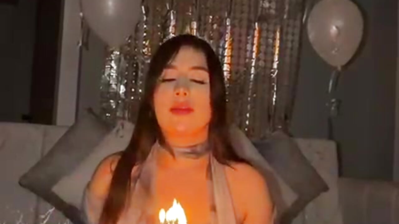 happy 22  🎉🎊🎁 — filmik Amara_melodi, modela(-lki) na kamerkach