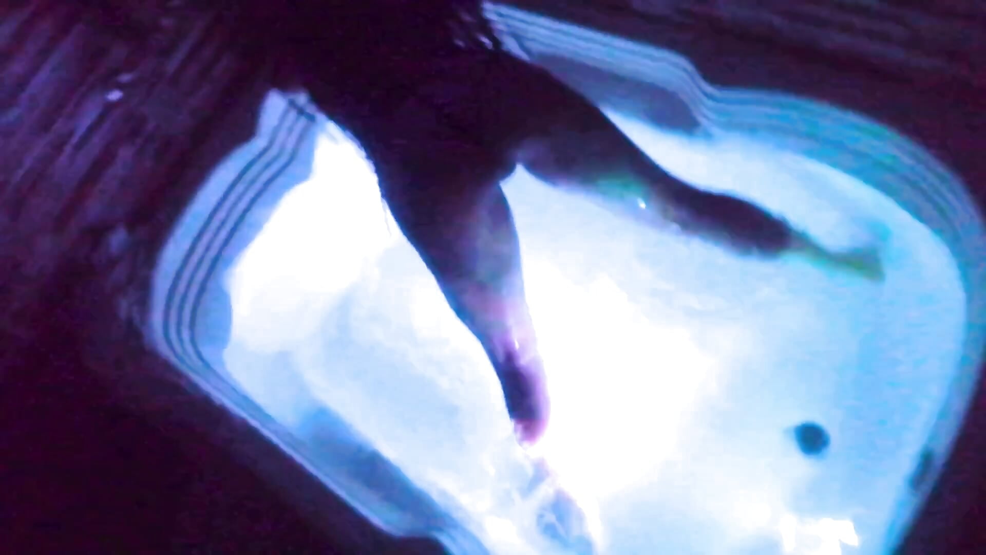 A big twerk, illuminated by the light of a large jacuzzi. - vidéo du modèle de showcams Soleil_66