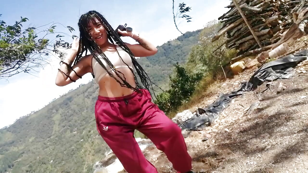 Dance with me to the best music, in the street - vidéo du modèle de showcams Soleil_66