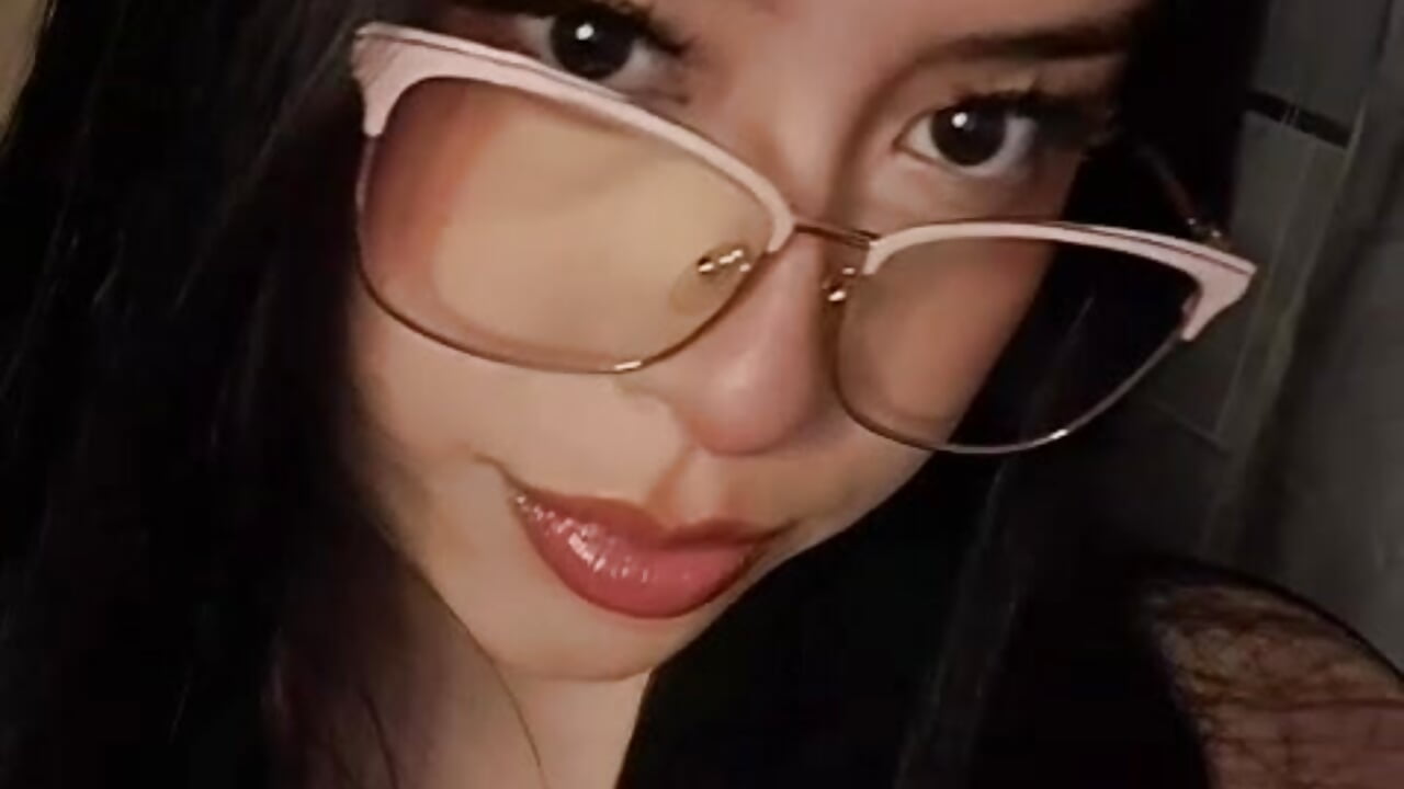 Delicate and sensual? Yes, I am, heheheh. 🫣💋 - video by SarahMiler_ cam model