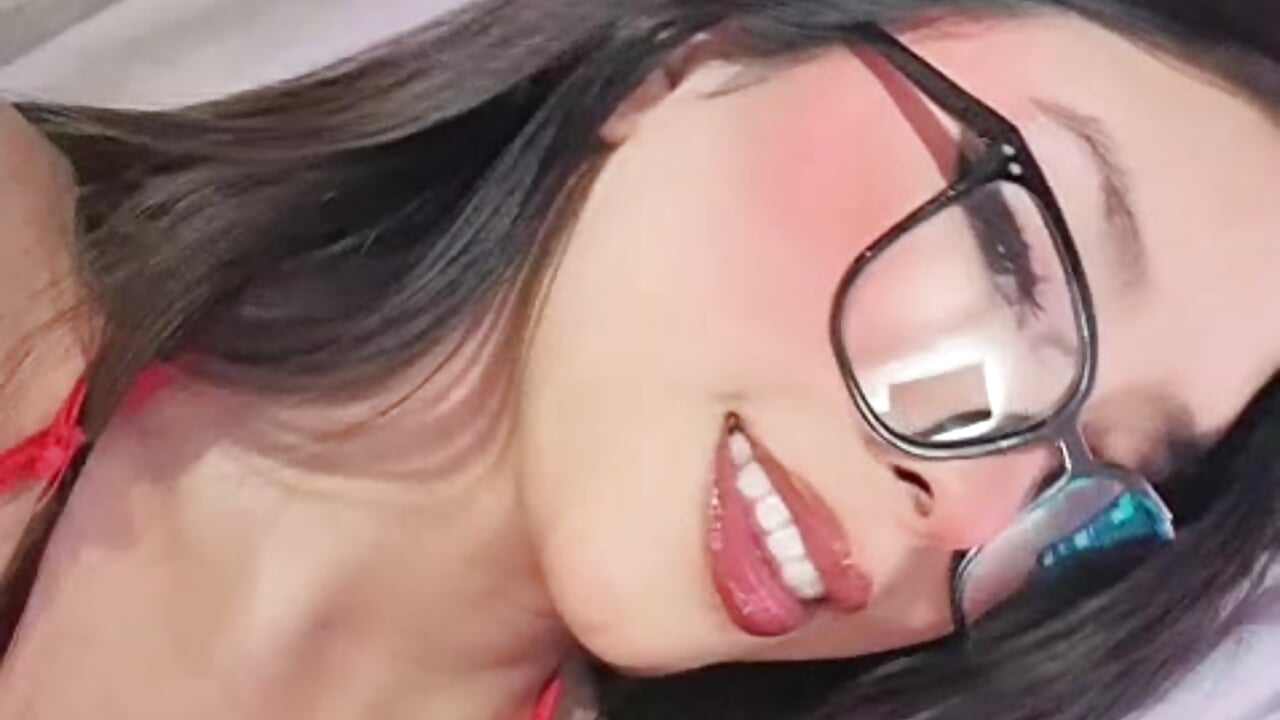 “If you like what you see, wait until you see what's next 😏”– SarahMiler_ kameramodell videója