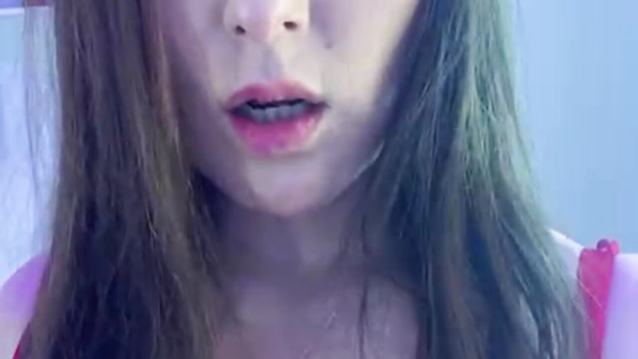 “The power of red in latex: brightness, attitude and presence that do not go unnoticed.”– Samaraa_Smith kameramodell videója