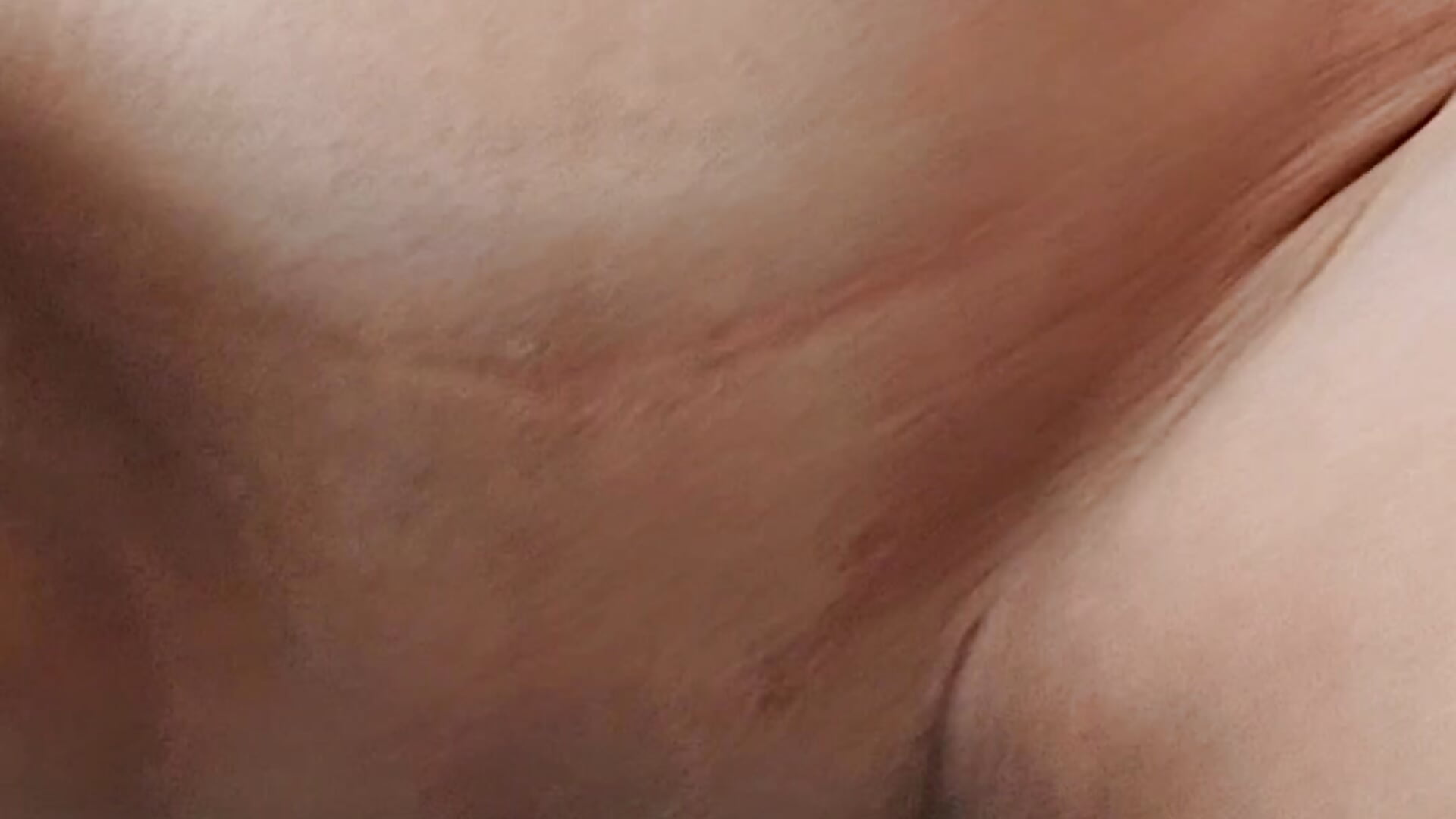 sitting on the console until it bleeds/ sentando no consolo até sangrar - video di AnaLuxJulia modella di cam