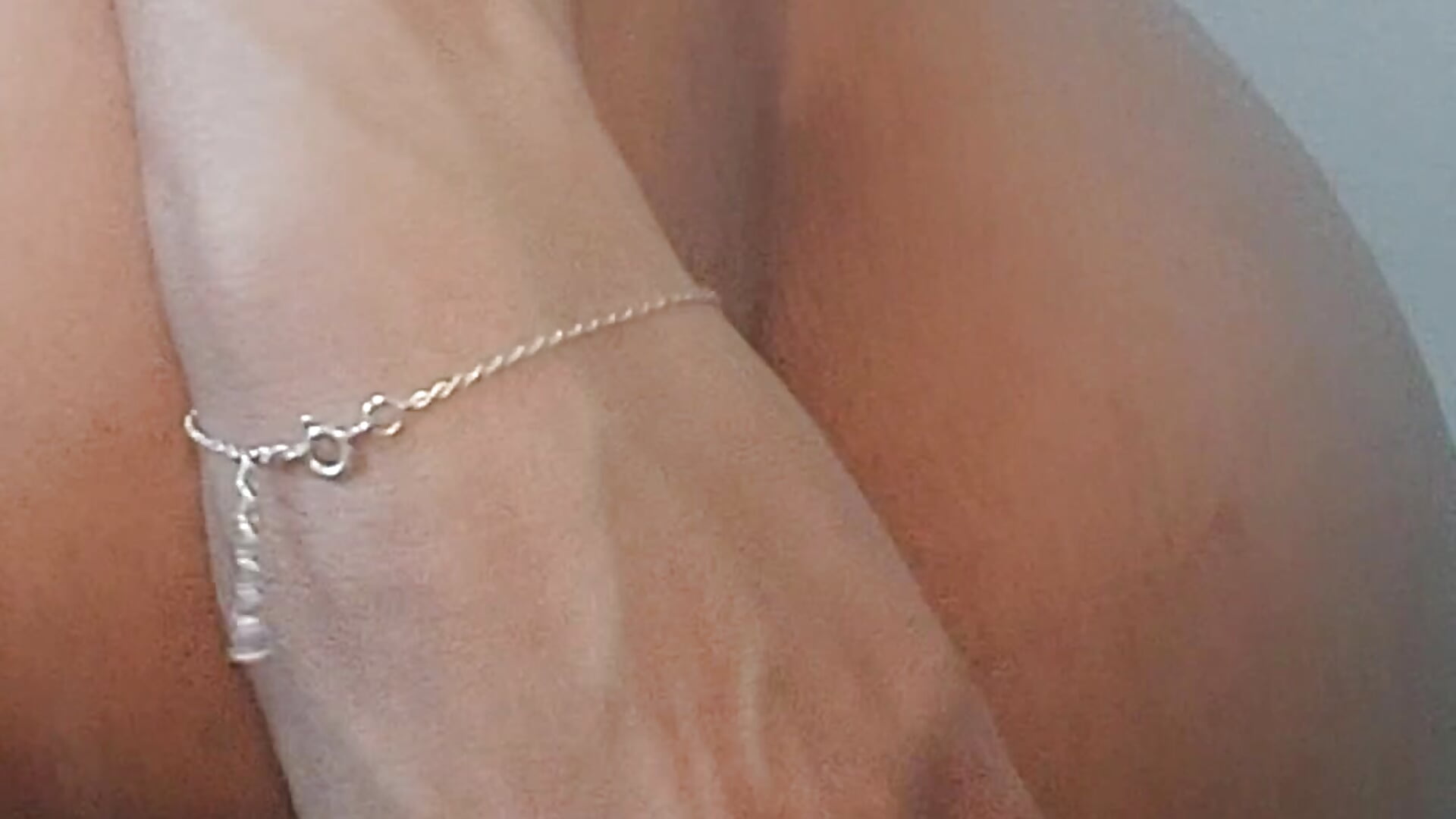 Foco na buceta sentando de costas - video di AnaLuxJulia modella di cam