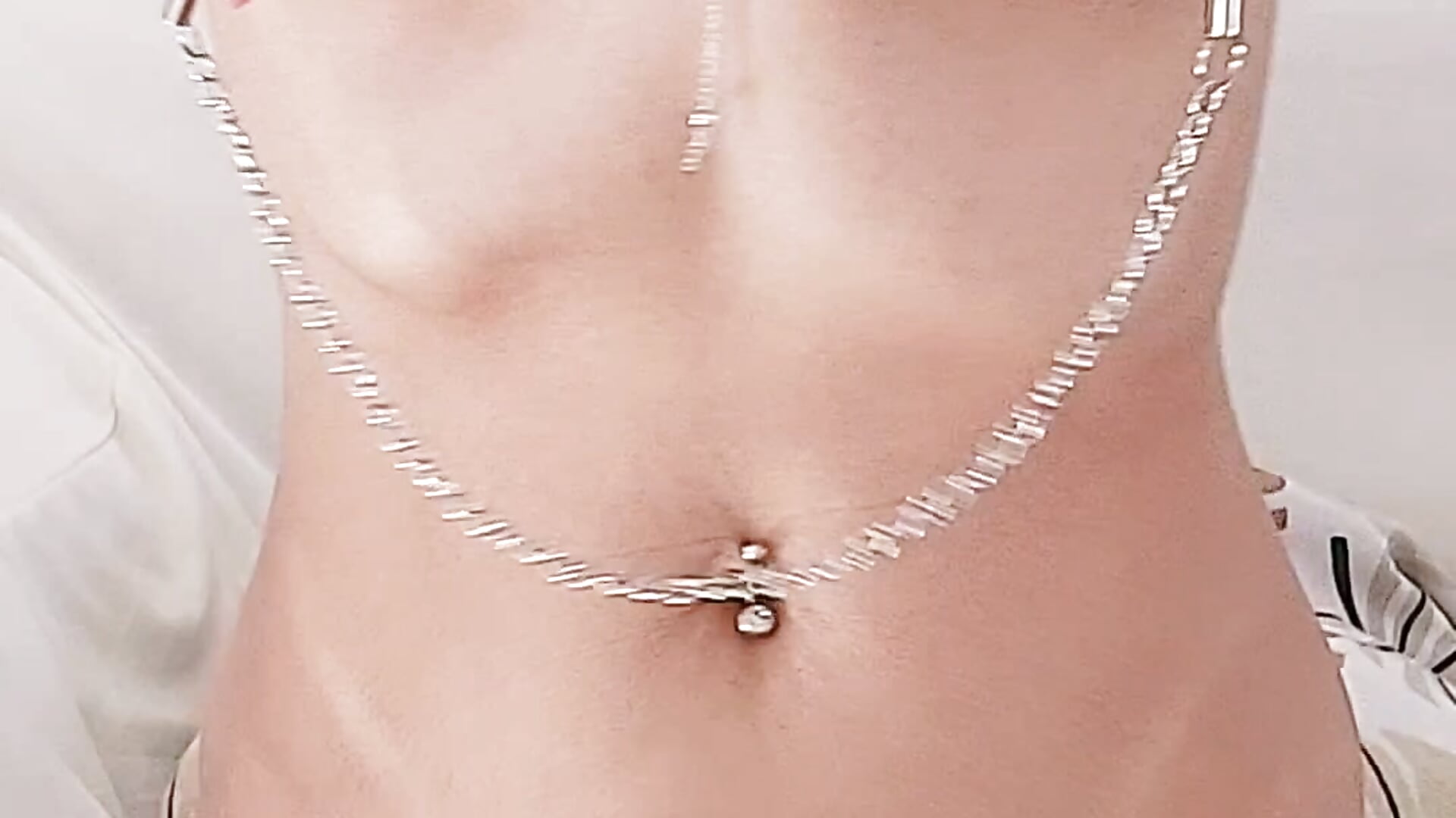 Little naked girl with hairpins - video di AnaLuxJulia modella di cam