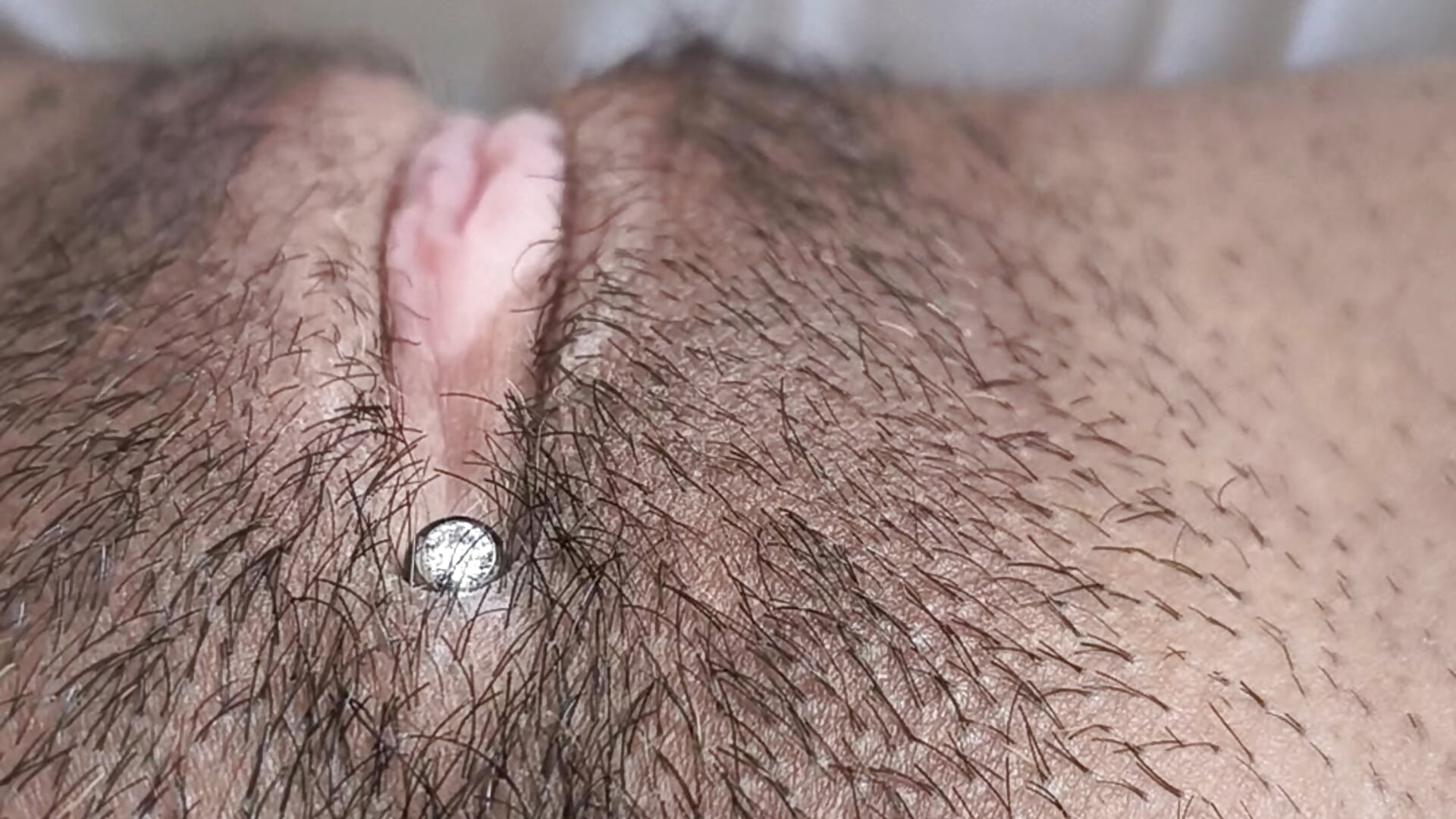 Zoom no piercing da buceta - video by AnaLuxJulia cam model