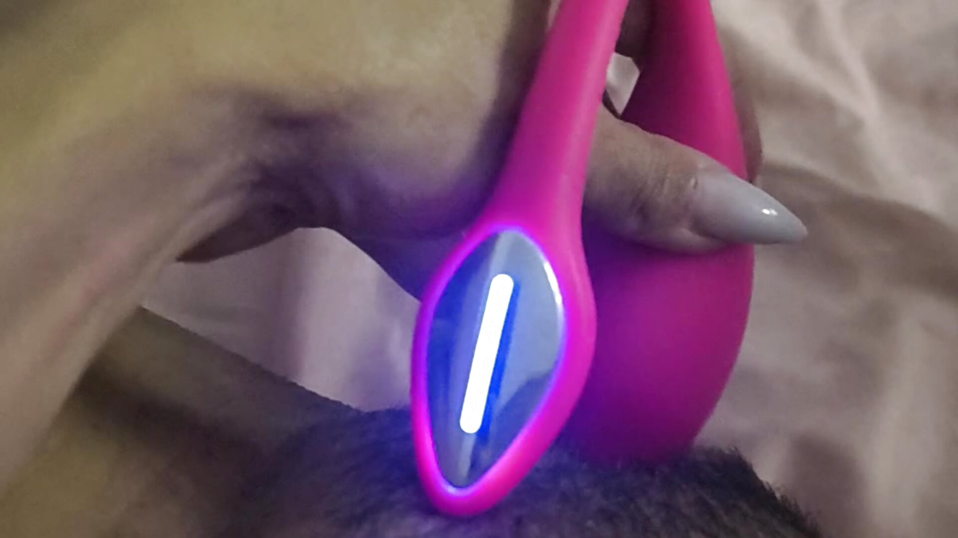 Lush esquentando o grelo na buceta peludinha– AnaLuxJulia kameramodell videója