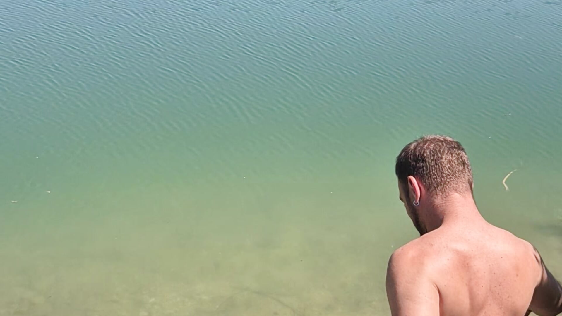 239. Dennis springt nackt ins Wasser