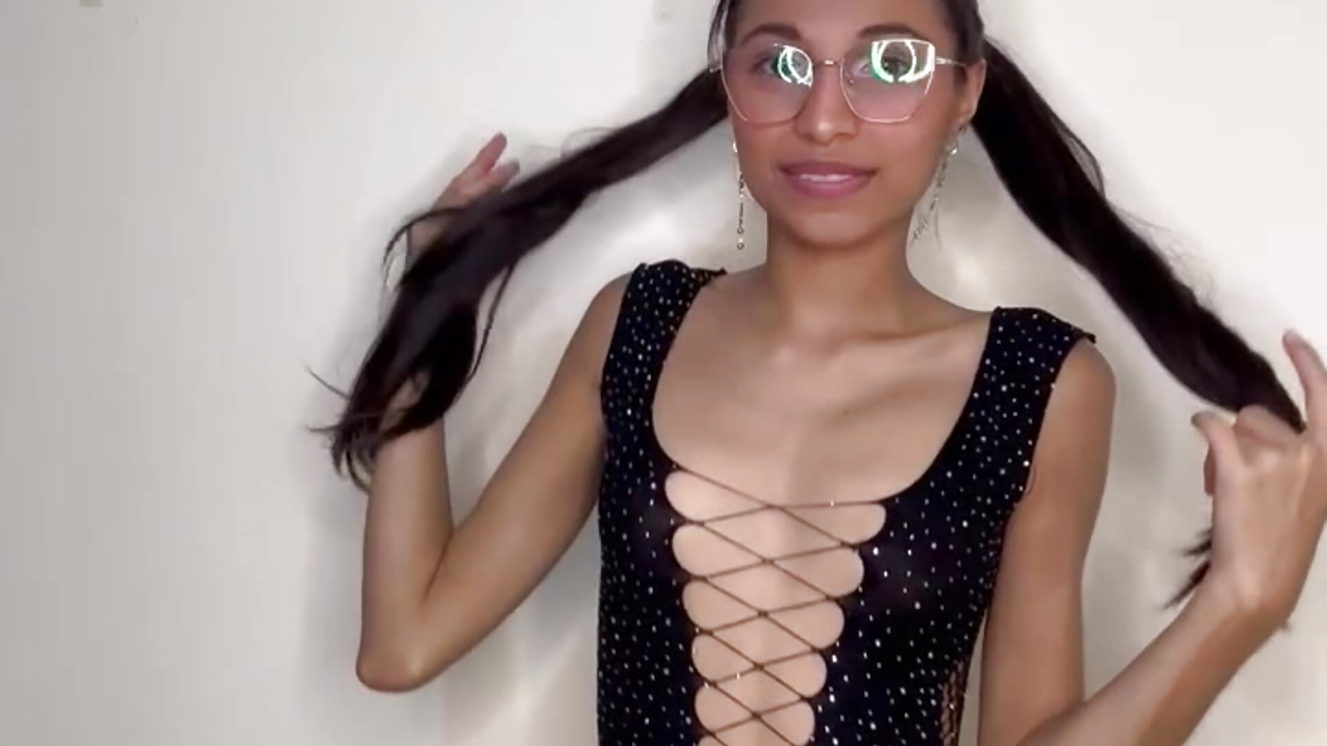 Love Me - video by Kitty_Slim cam model