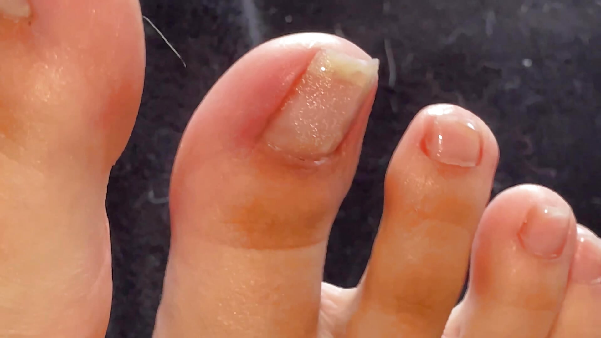 Do you want to see how square my toenails are? 🍴