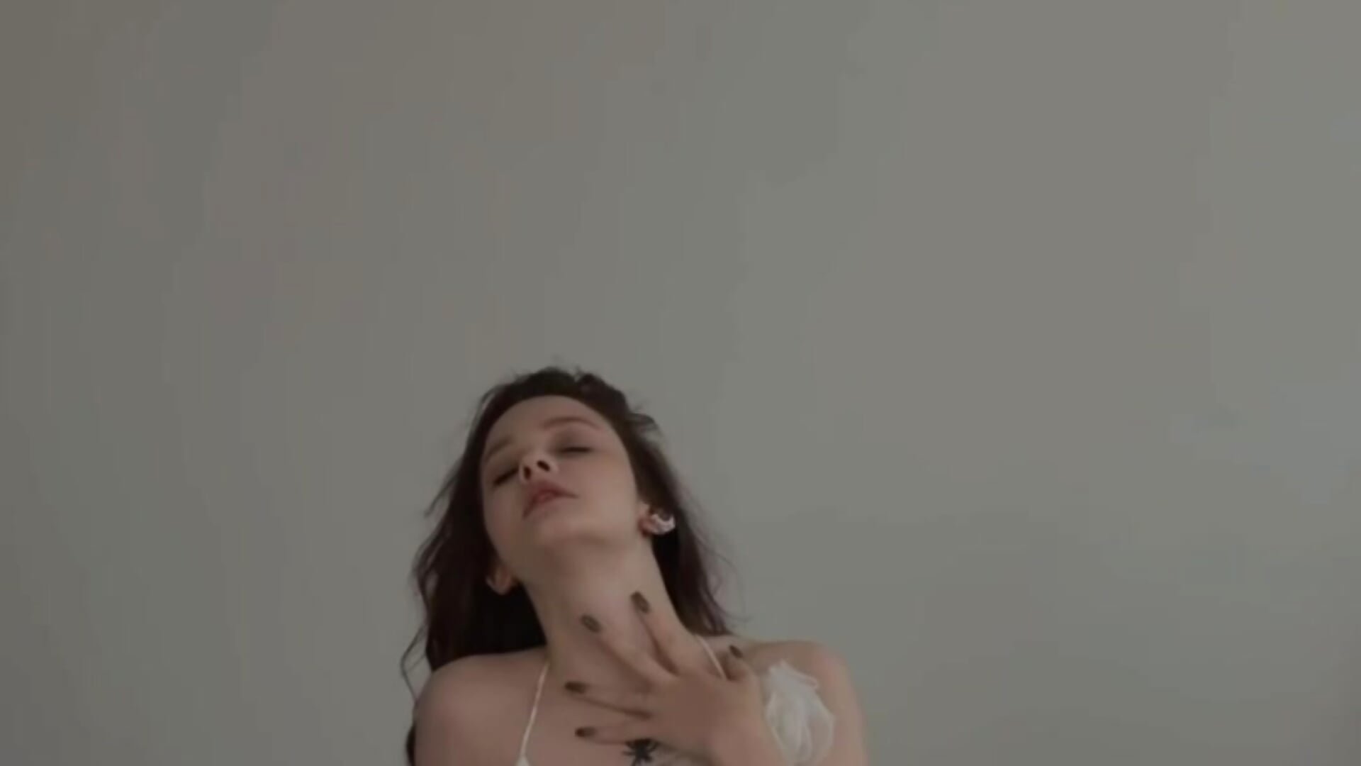 alluring mystery🤍 - video van MichelleRoux cam-model