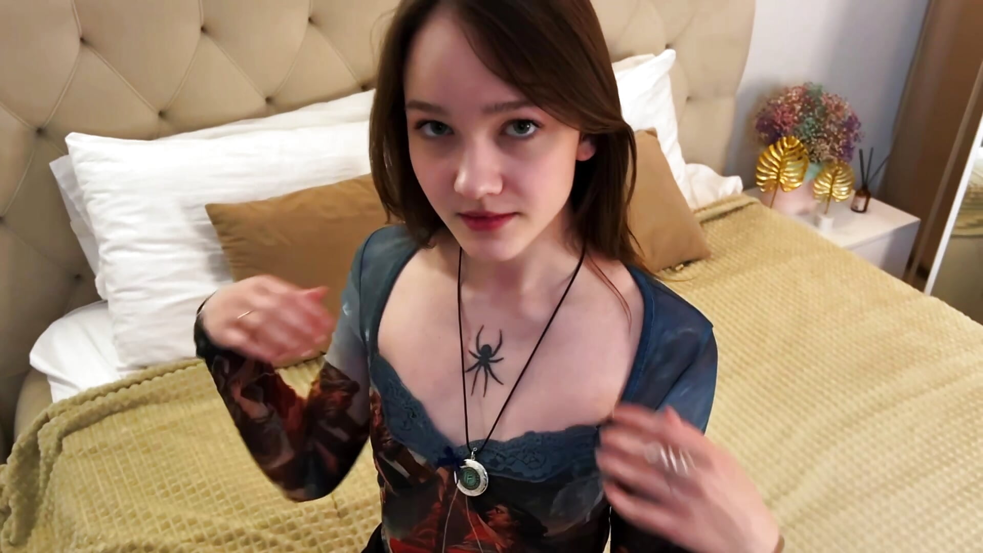 OMG My spider tattoo!! - video van MichelleRoux cam-model