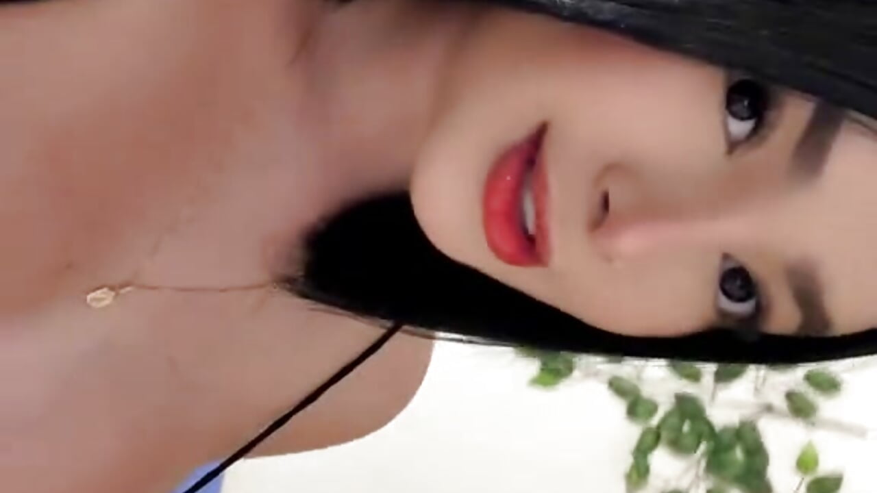 Red lips, a dangerous gaze… dare you try?💋🍒😈 — filmik Amy_ruizz, modela(-lki) na kamerkach