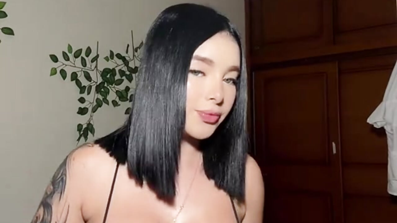 Naughty smile… come find out what I’m thinking 😈 — filmik Amy_ruizz, modela(-lki) na kamerkach