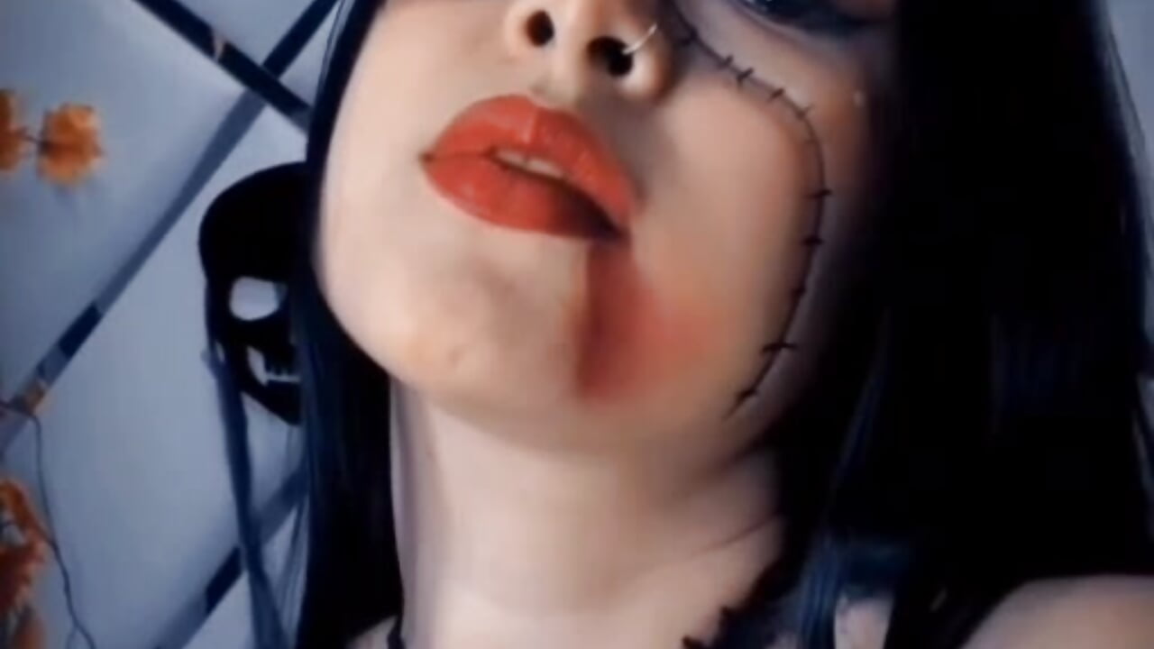 the horny queen of halloween - video oleh model kamera CrisMarulanda