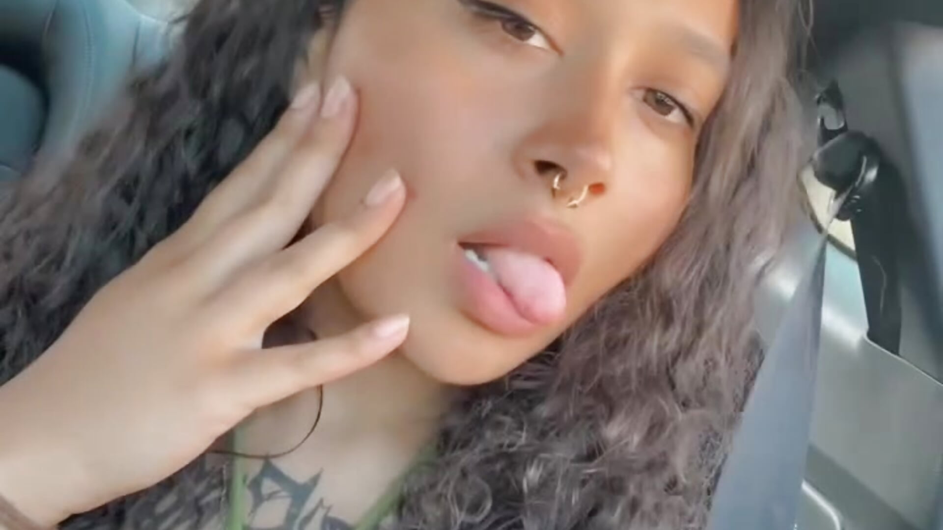 Car cuteness - video by DaysieAfterDark cam model