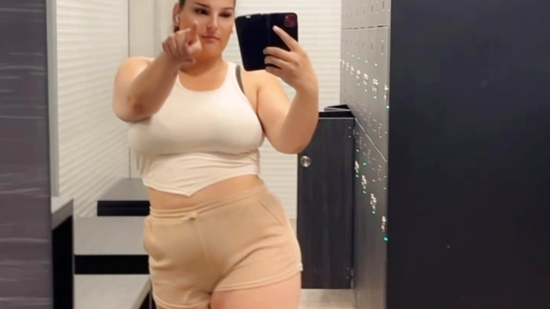 Das kleine Gym Girl😂🔥💯🍒－カメラキャストのKatherine_Leylaの動画