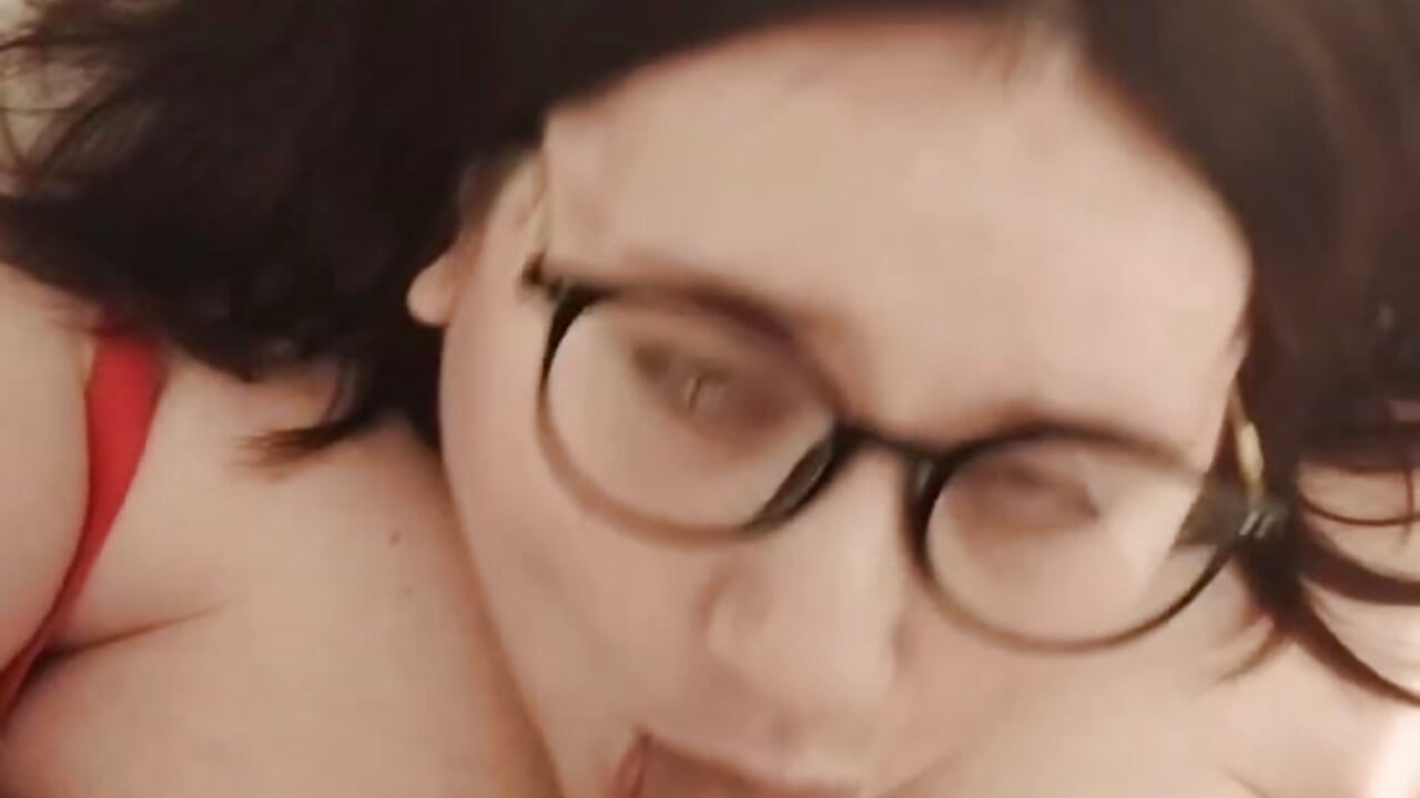 Je suce en écolière - відео від вебкаммоделі misse_coquine