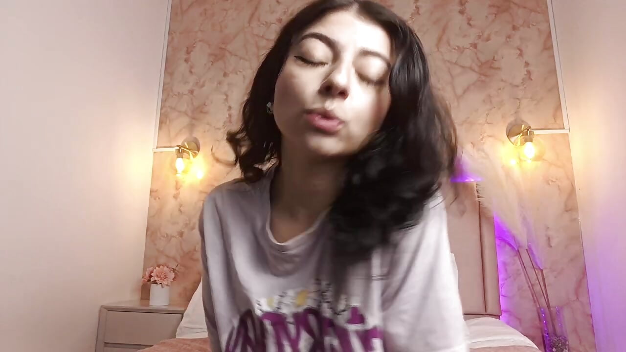 dancing happy - video by anntonella_watson cam model