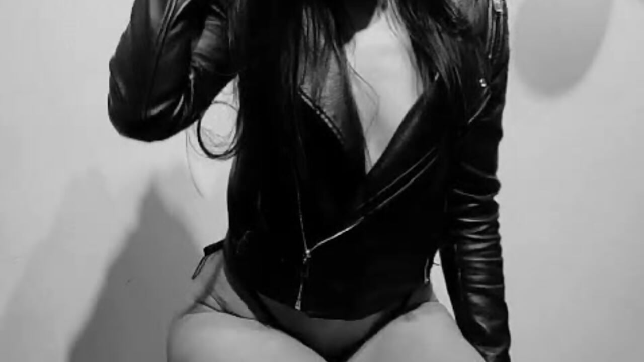 Touch my delicious body and undress me - video by Oriana111 cam model