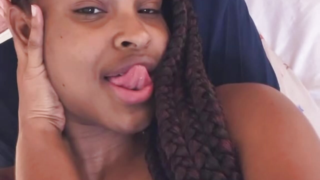 My tongue 😜 - video của người mẫu cam averline_sterling
