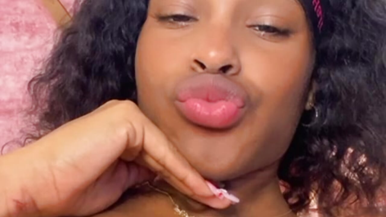 sexy kiss 🔥 - video by kandy_bronw cam model