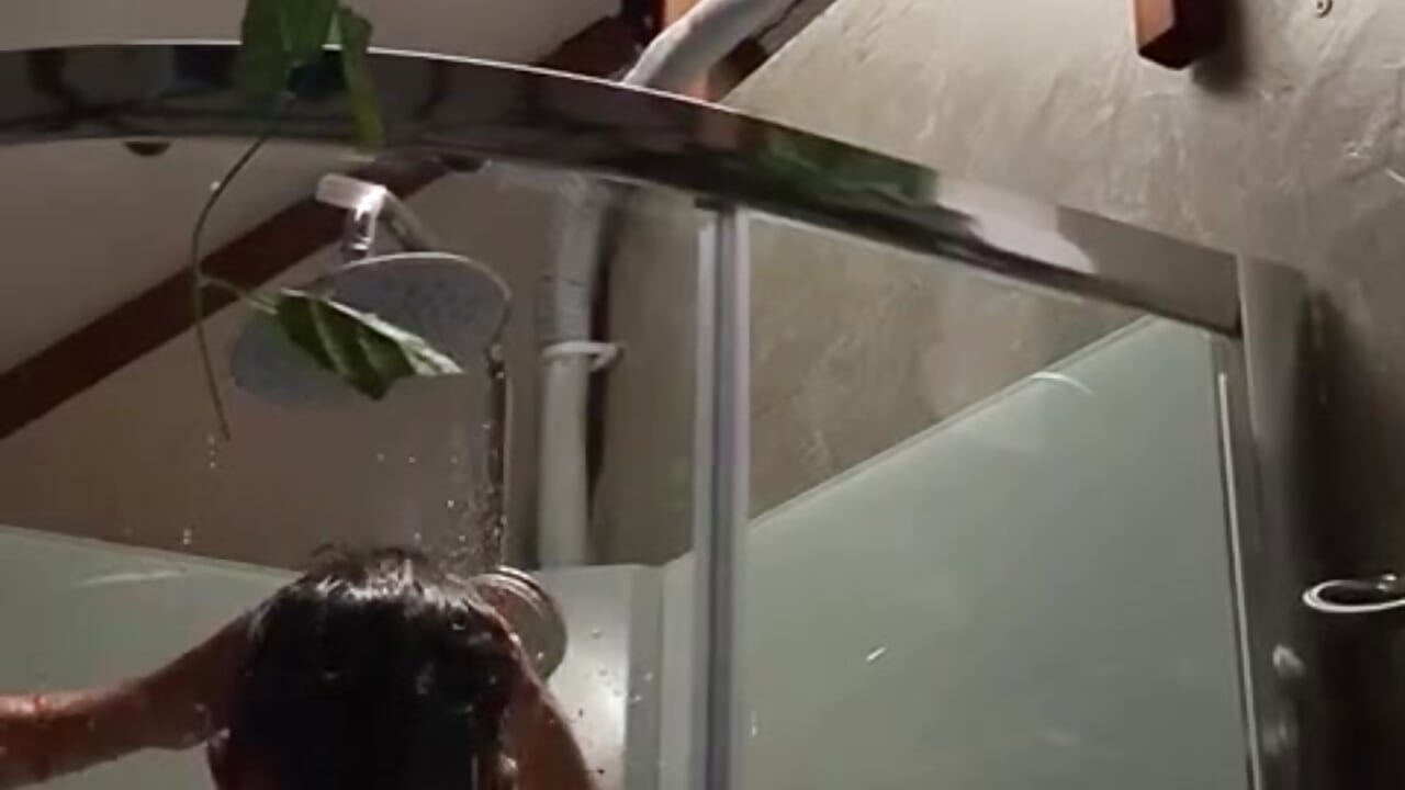 A relaxing shower💕 - 視頻由 Jhoansitop 主播提供