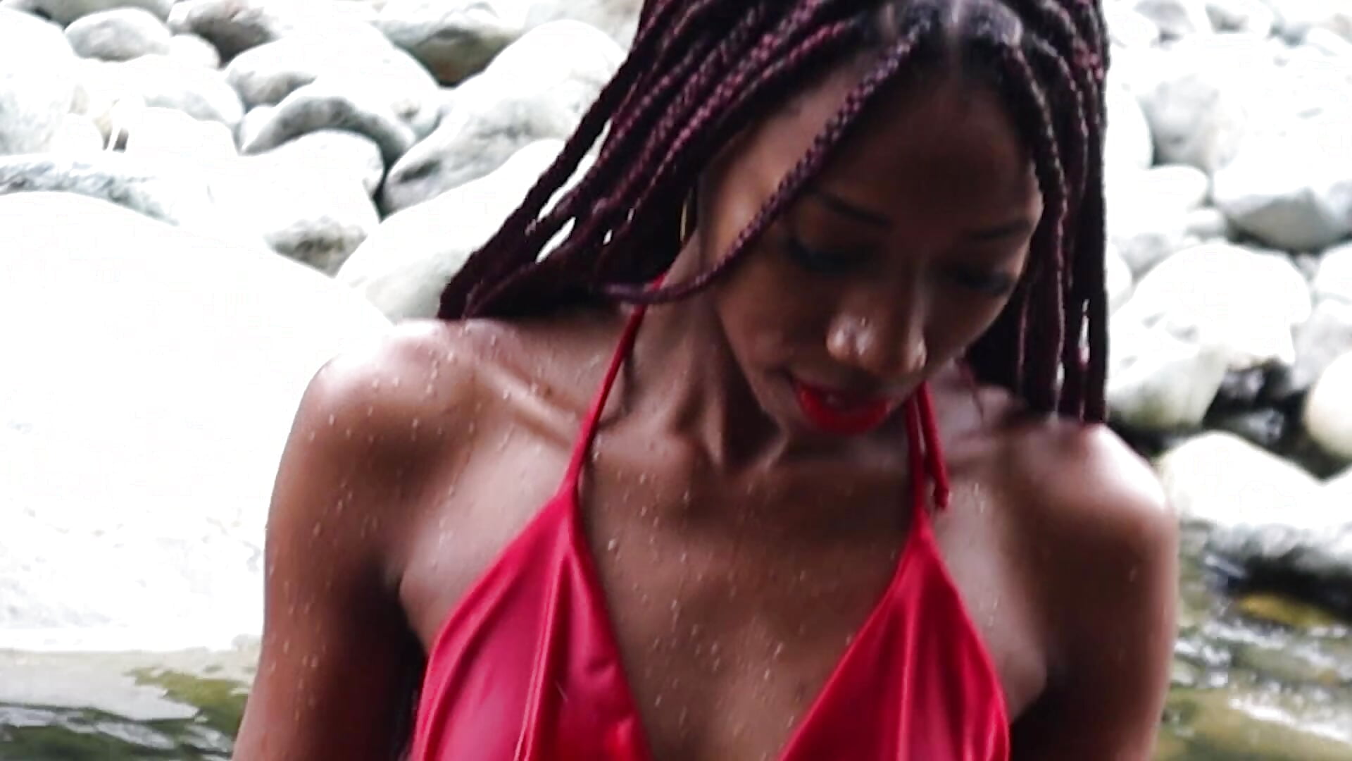 walk to the river - video oleh model kamera NathalyLeen