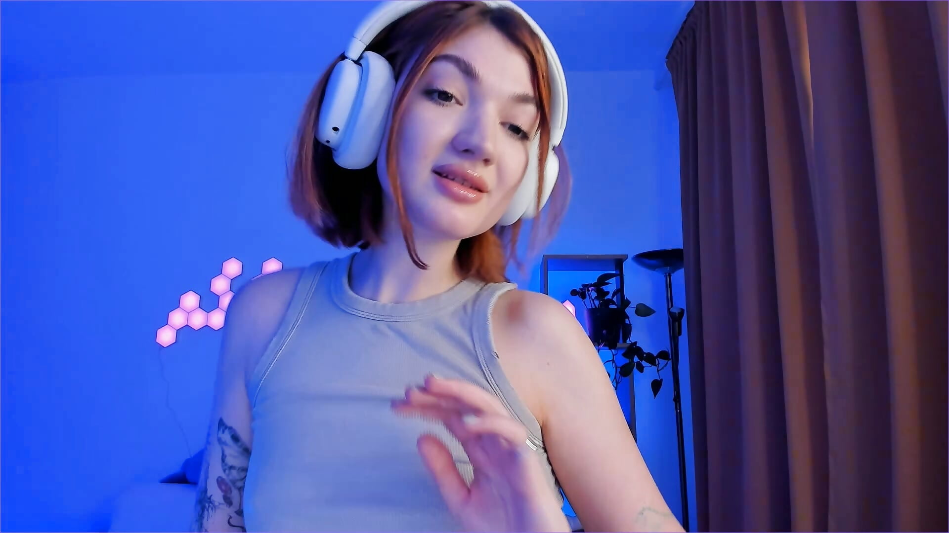 Just dancing and kissing u ^^ - video by Ellie__Williams cam model