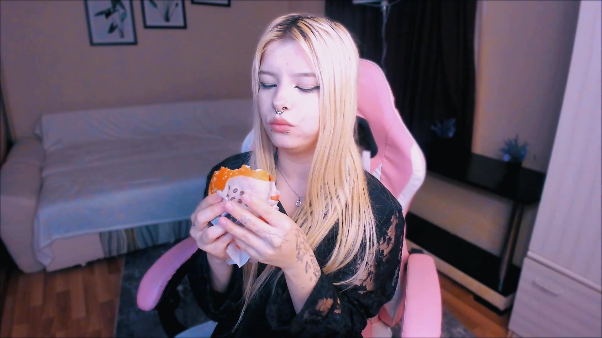 POV: You bring Goth girl to burger place on first date - video by Cuddly_Kitten cam model