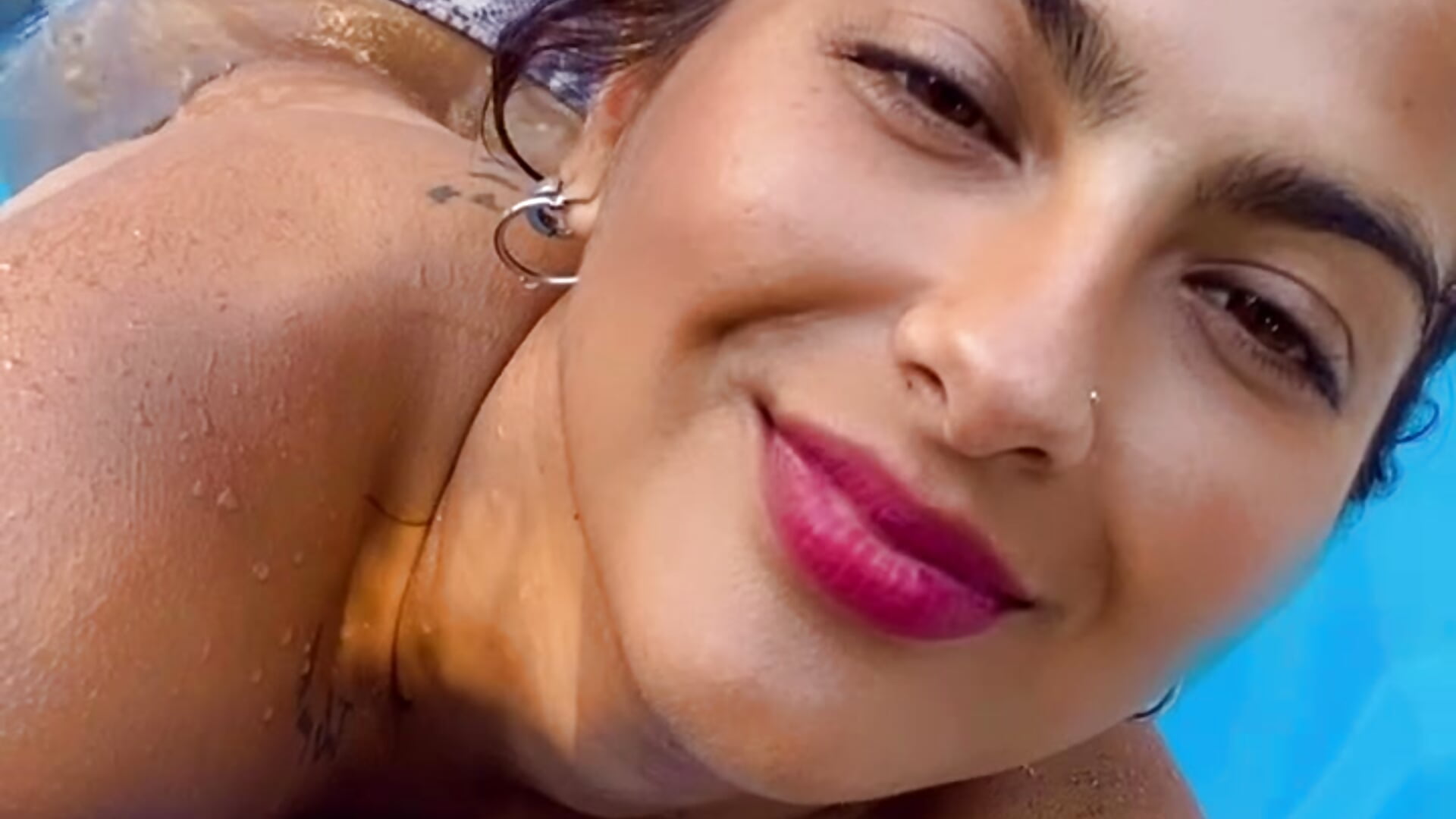 In the pool 🥵 - chicachocolate01主播的视频