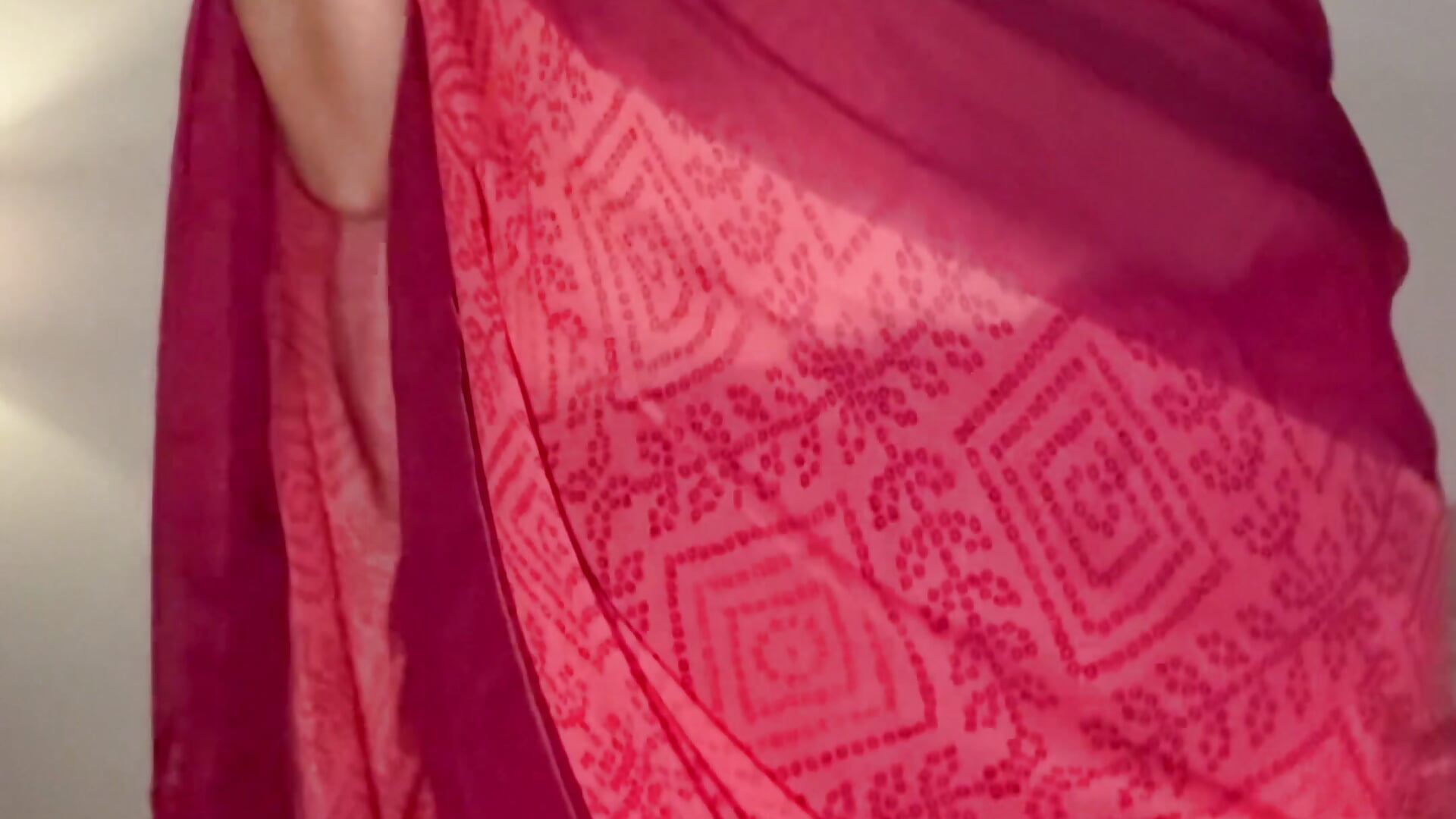 Tempt me to get out of that saree. (Hindi Audio) - video by i-scream cam model