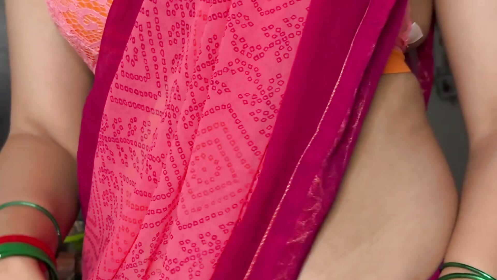 Slutty Bhabhi is here again - this time in the kitchen. - vídeo de i-scream modelo de câmara