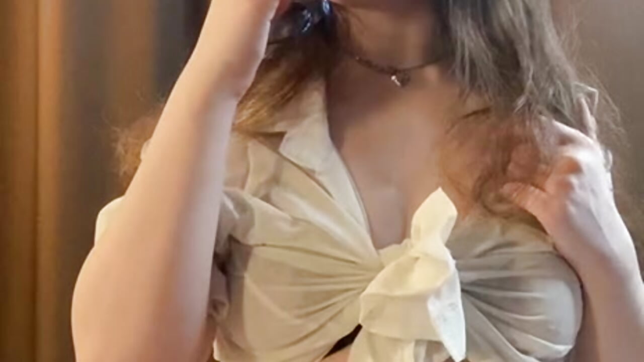 Wanna know my secret? It’s all in the eyes. 👀 - video by ConstanceBeames cam model