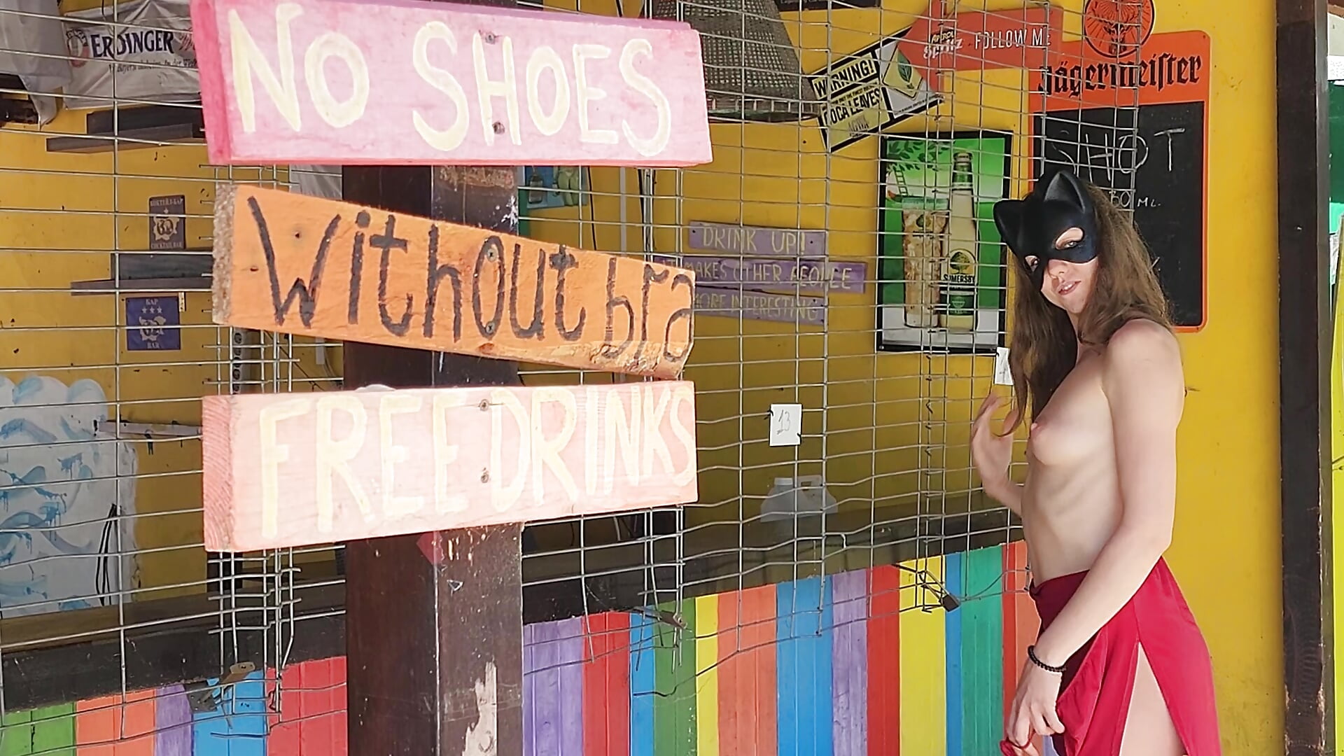 Public in front of the pub - vídeo de la modelo de cam Eveline_Beauty_Kitty