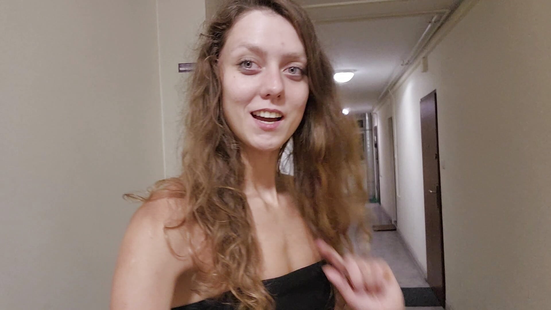 Walking naked in a coridor 🤩🤩🤩 - vídeo de la modelo de cam Eveline_Beauty_Kitty