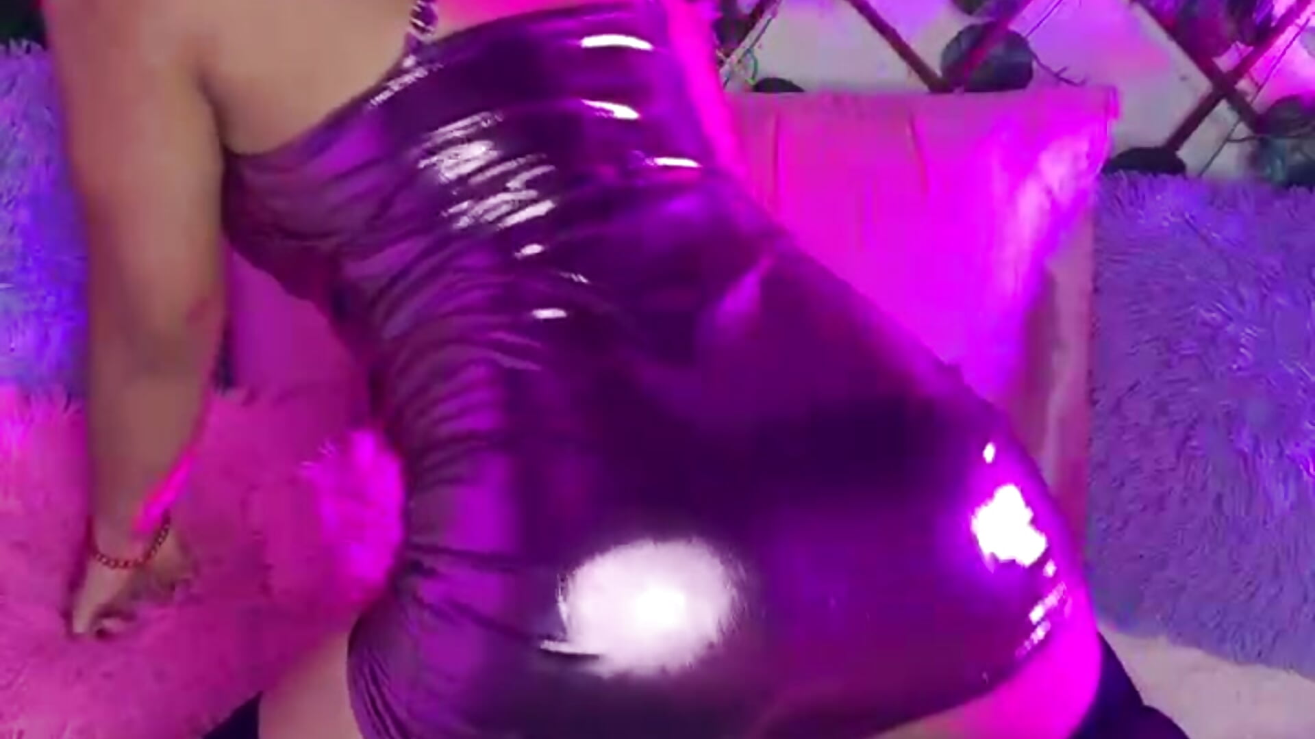 It feels so delicious but no more so than on your cock. come watch the videos of how I do it - video van isabel_jaames cam-model