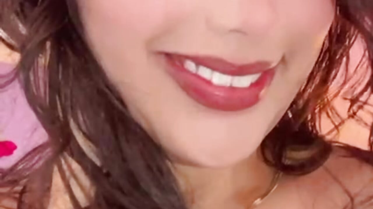 A flirtatious kiss for you 💖 - video by my_aleja_ cam model