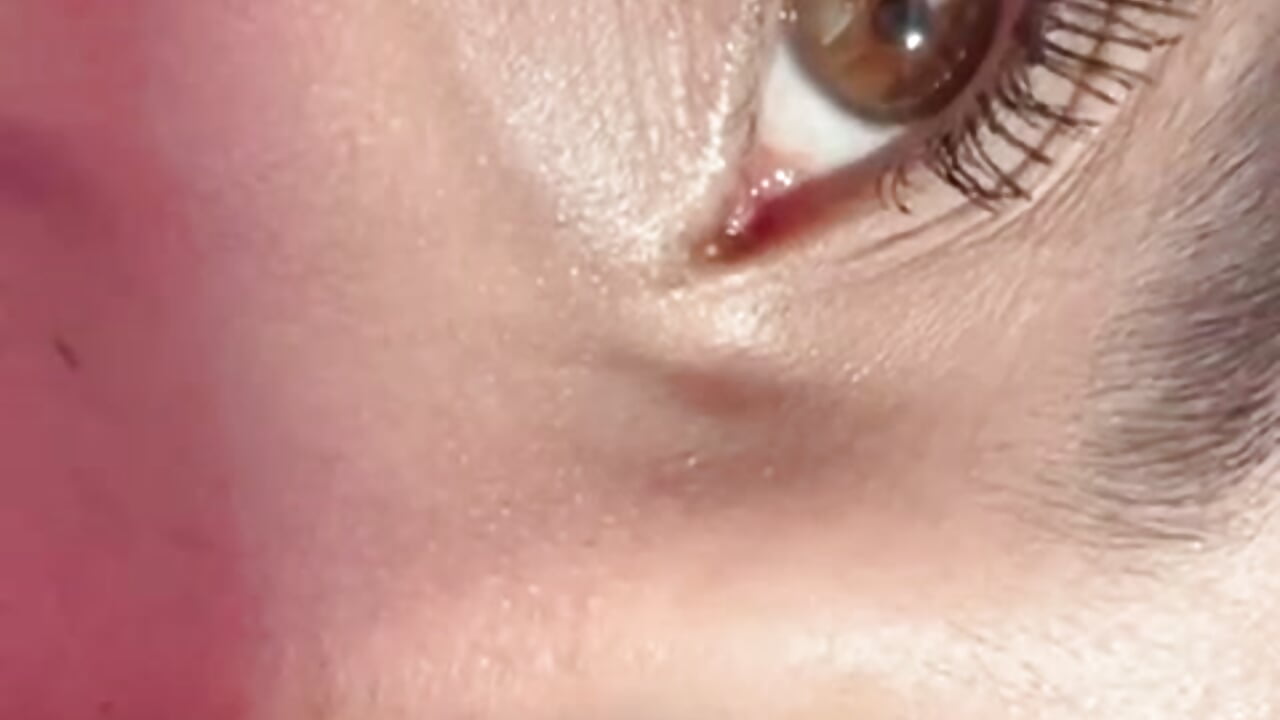 a look that hypnotizes 😈 - vídeo de la modelo de cam my_aleja_