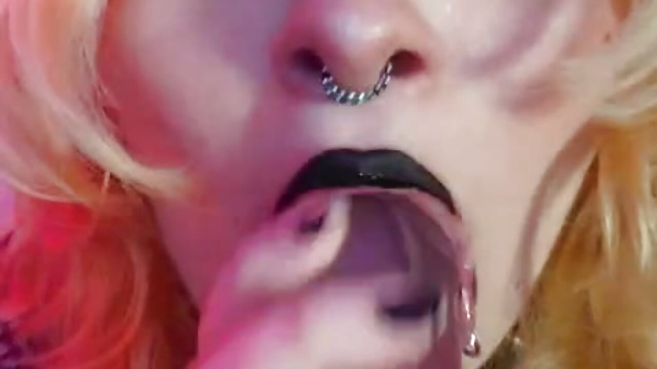 Sucking delicious cock! 🍆💦 - video by Mariana_velezz cam model