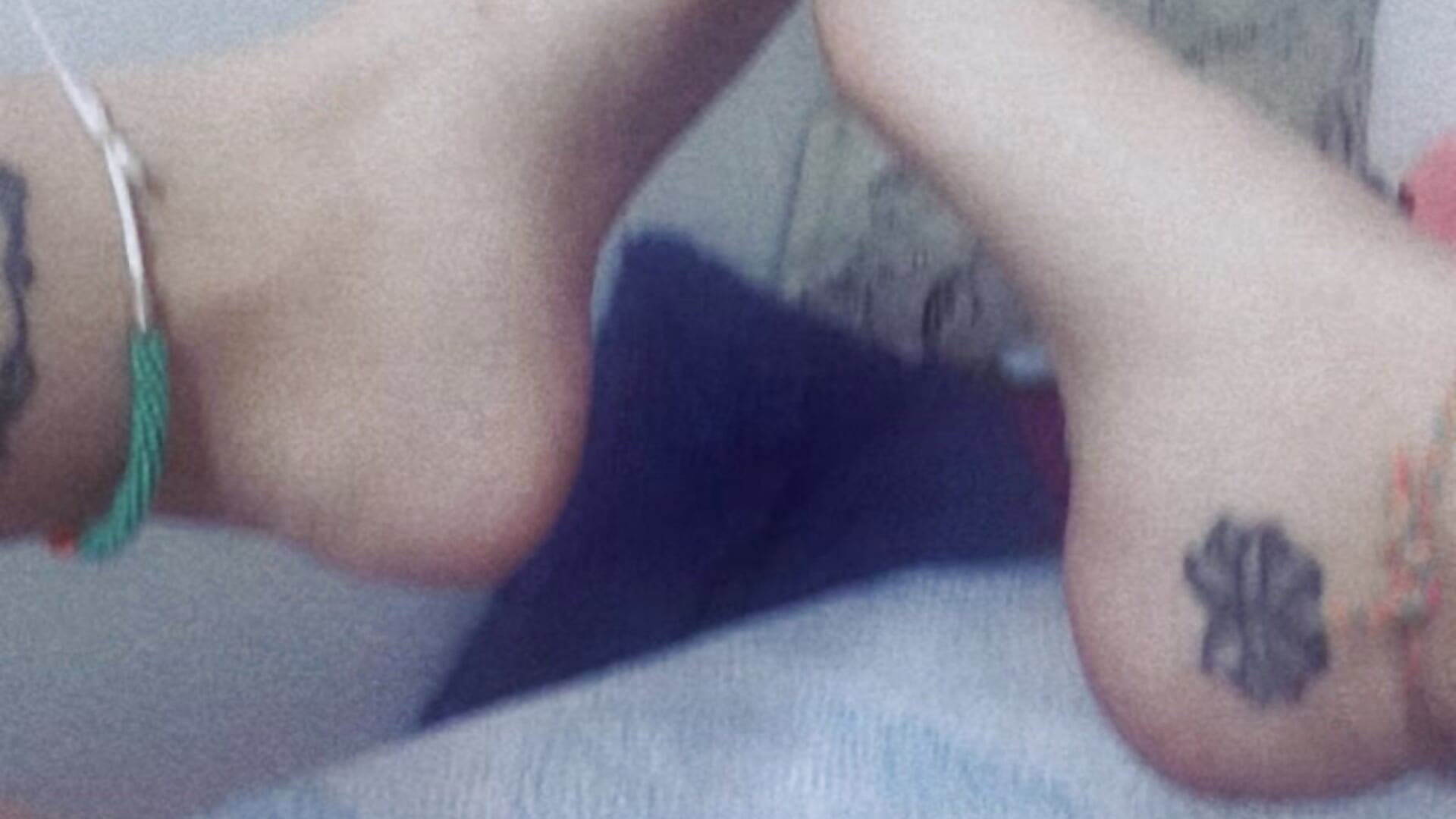 A little toys with my beautiful feet 🫣 - Vídeo de marce_wilson_o-o_